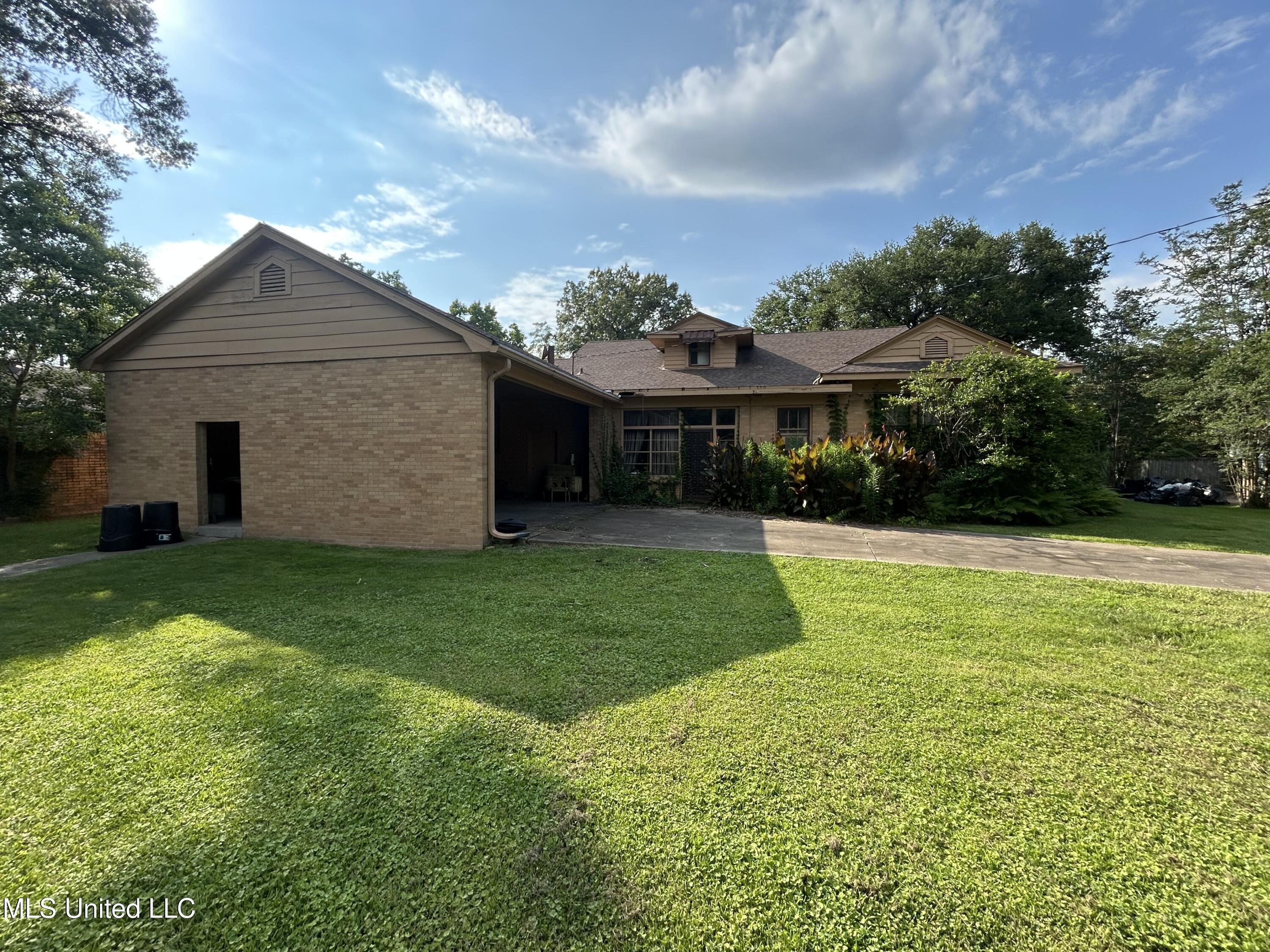 111 W Harding Avenue, Greenwood, Mississippi image 1