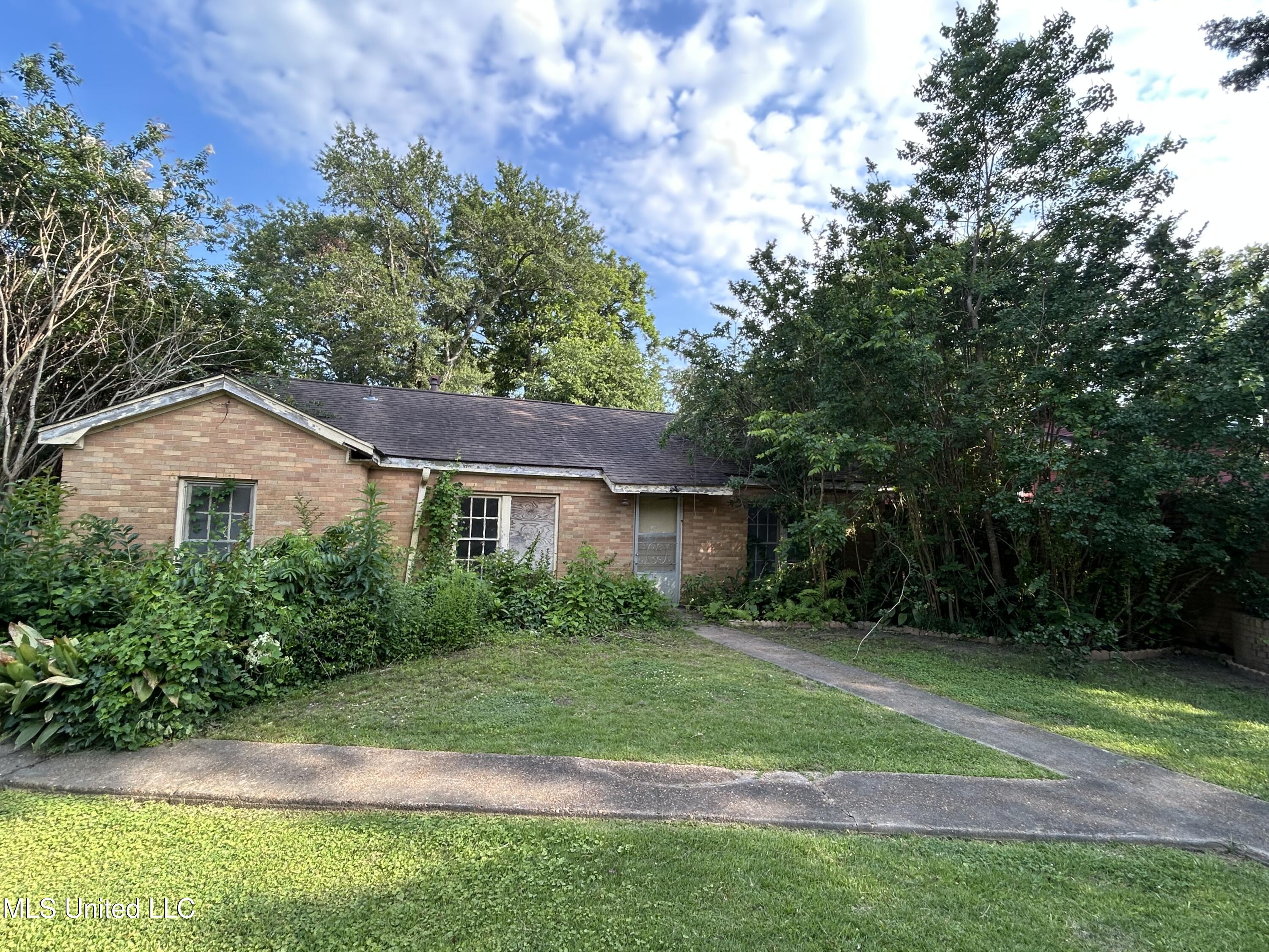 111 W Harding Avenue, Greenwood, Mississippi image 2