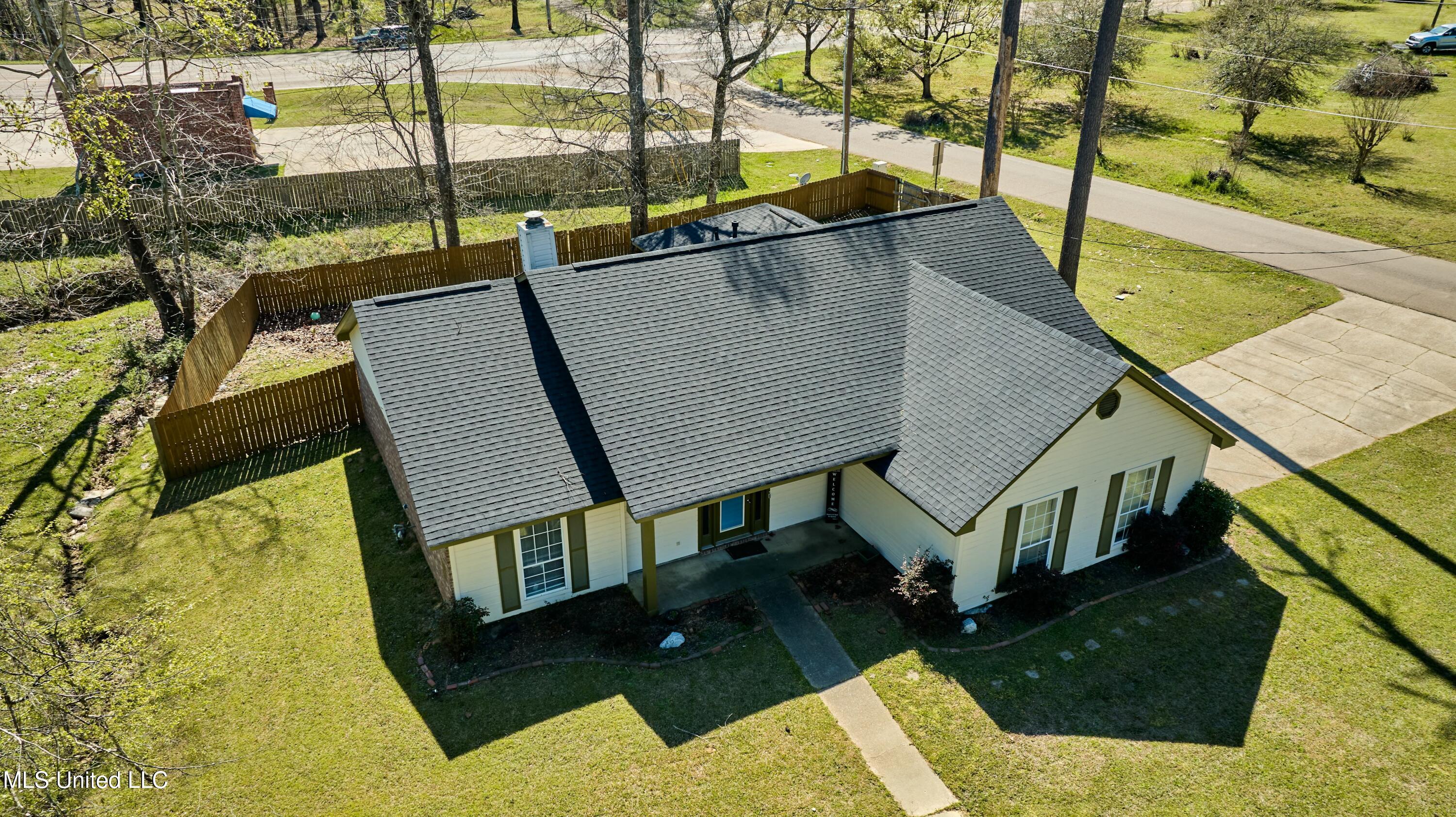 937 W Lake Dockery Drive, Byram, Mississippi image 2