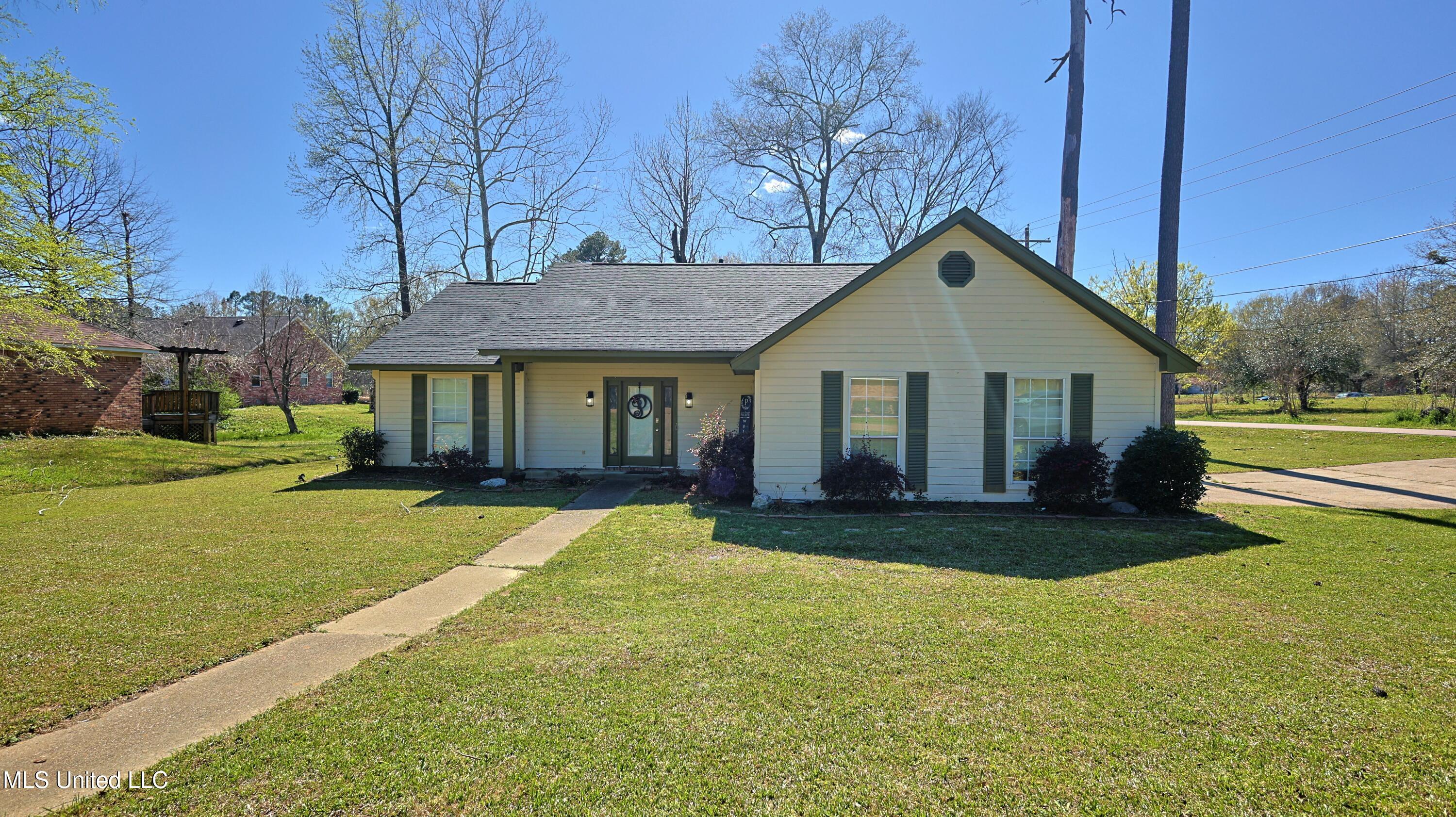 937 W Lake Dockery Drive, Byram, Mississippi image 1