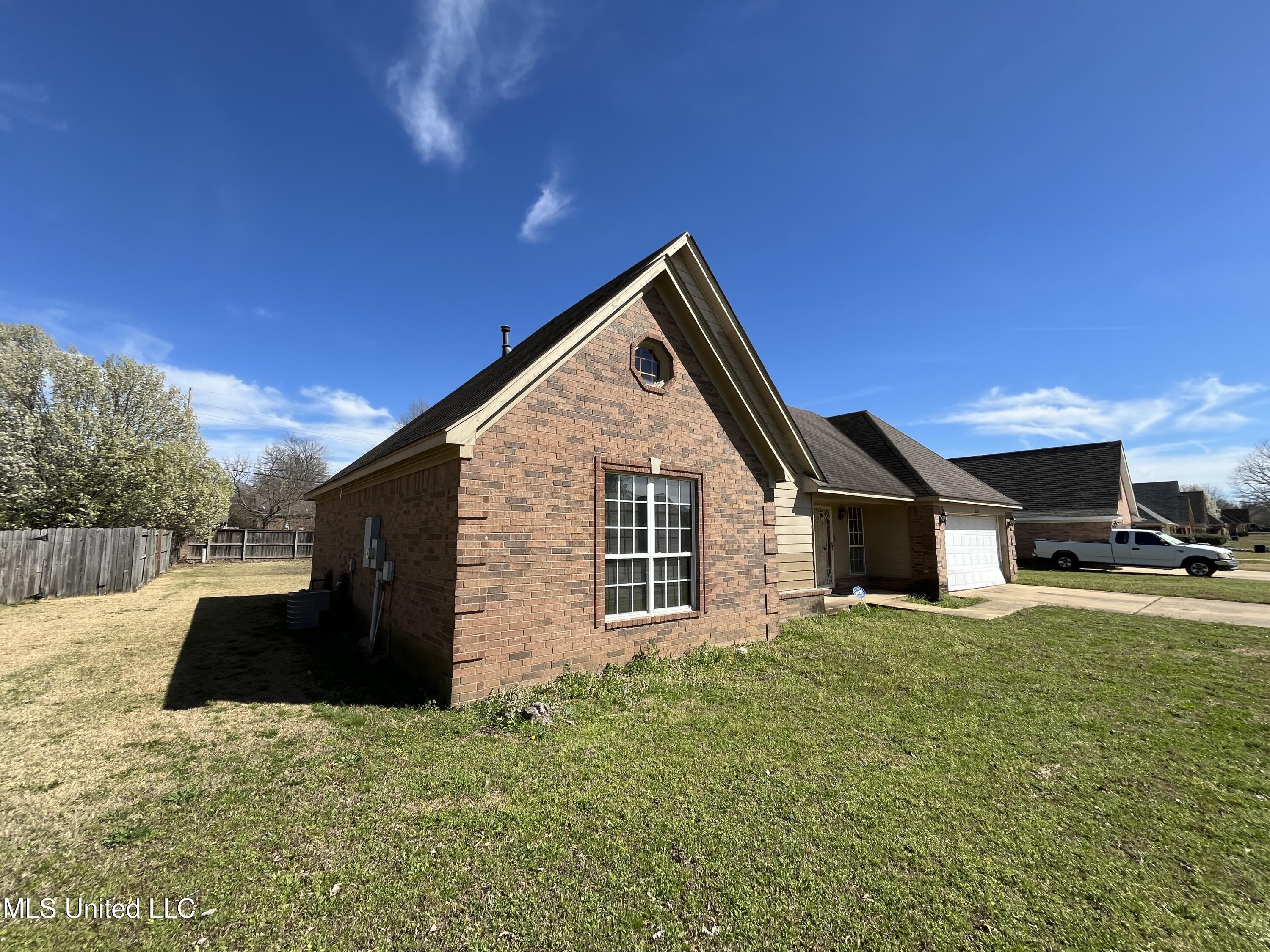6232 E Ravenwood Lake Drive, Horn Lake, Mississippi image 2
