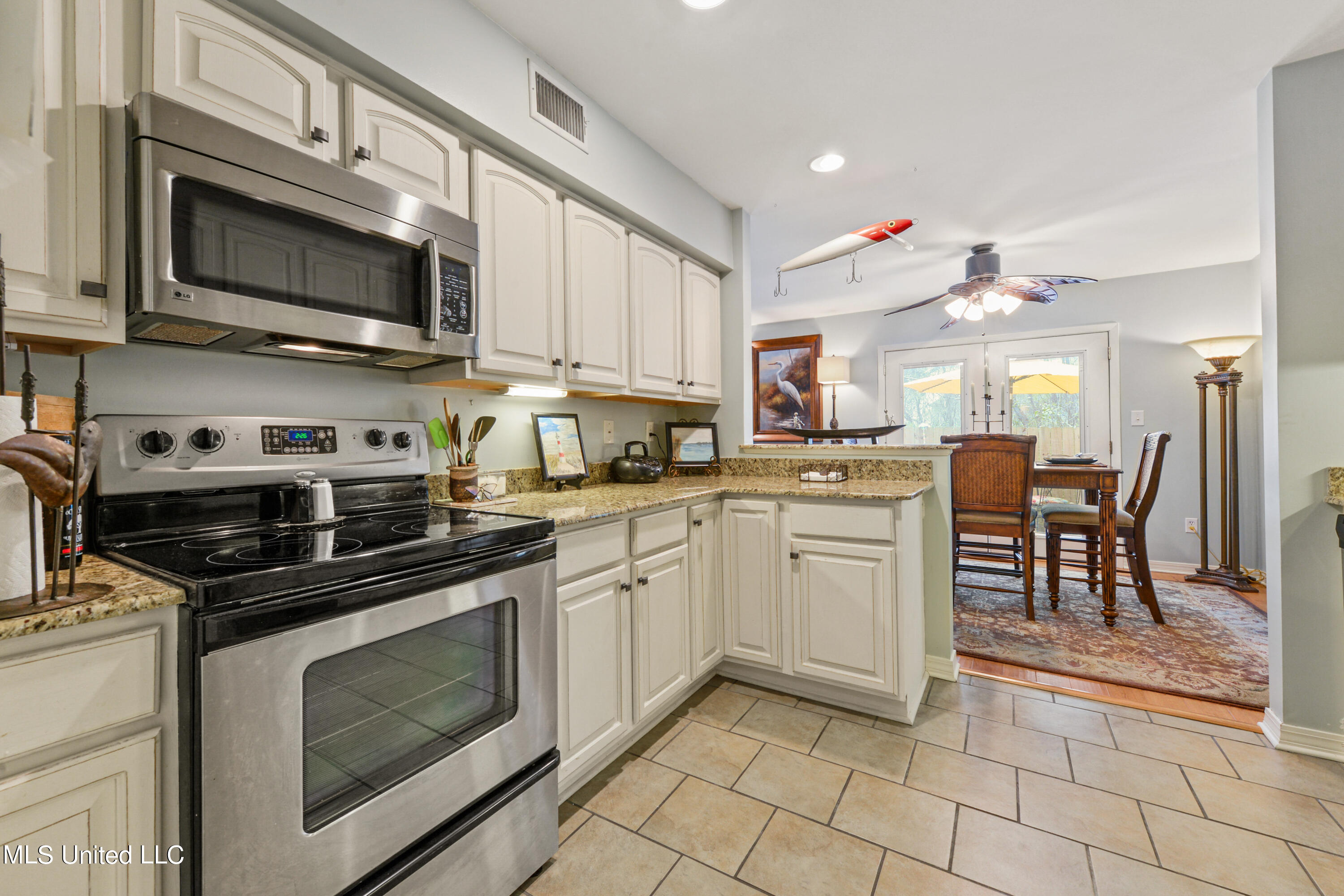 527 Front Beach Drive #17, Ocean Springs, Mississippi image 13