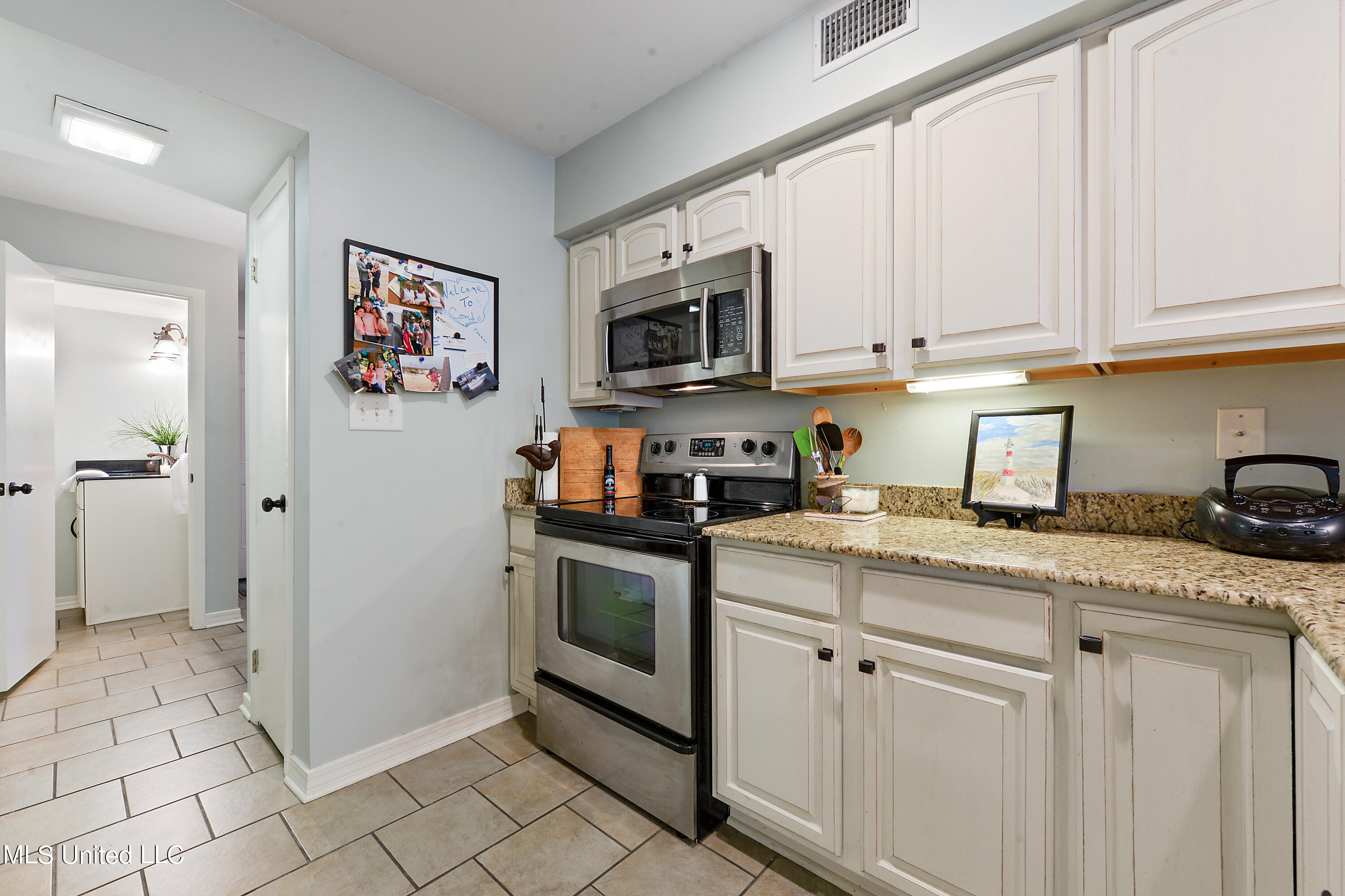 527 Front Beach Drive #17, Ocean Springs, Mississippi image 11
