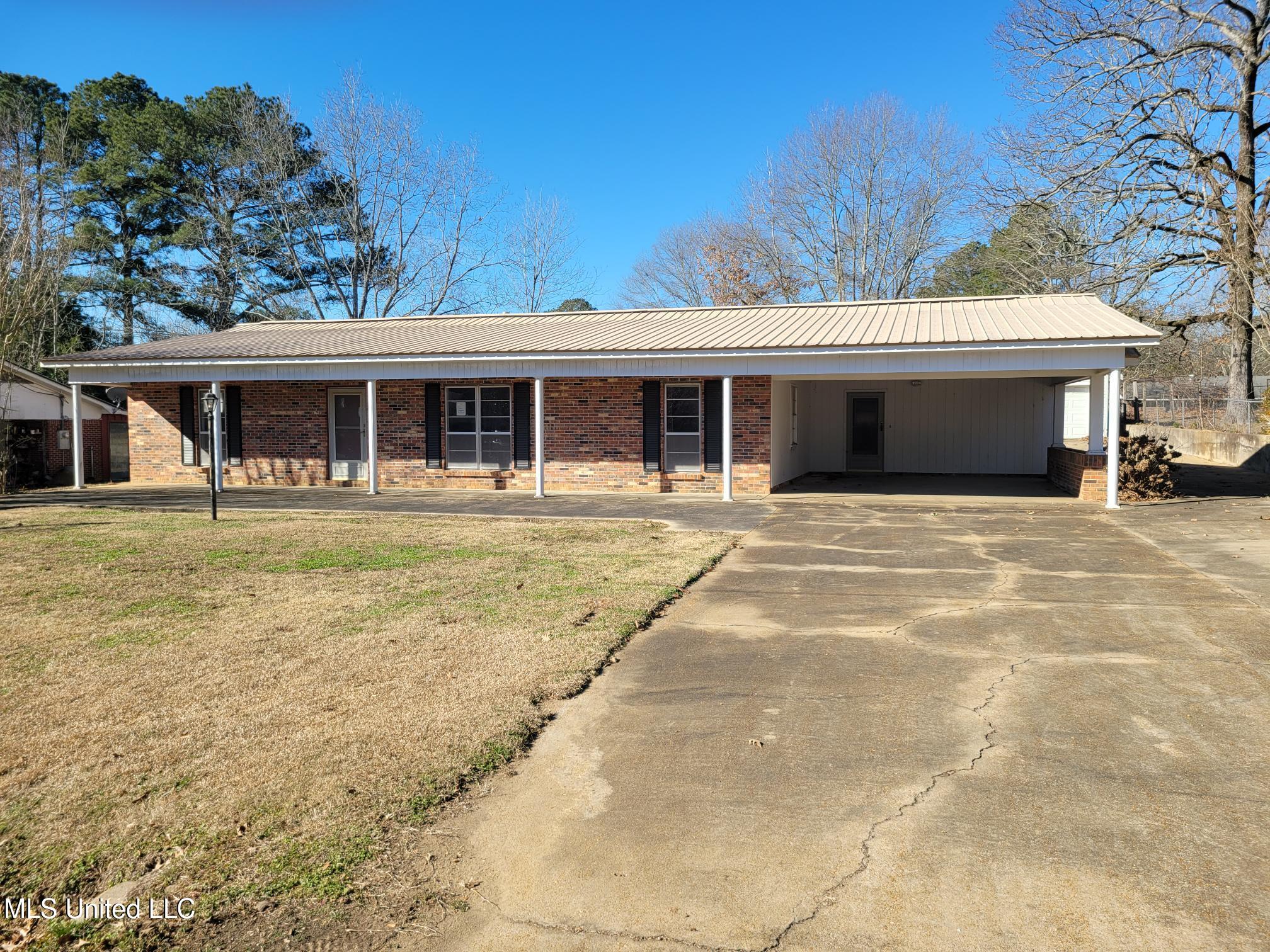 205 Jackson Avenue, Carthage, Mississippi image 1