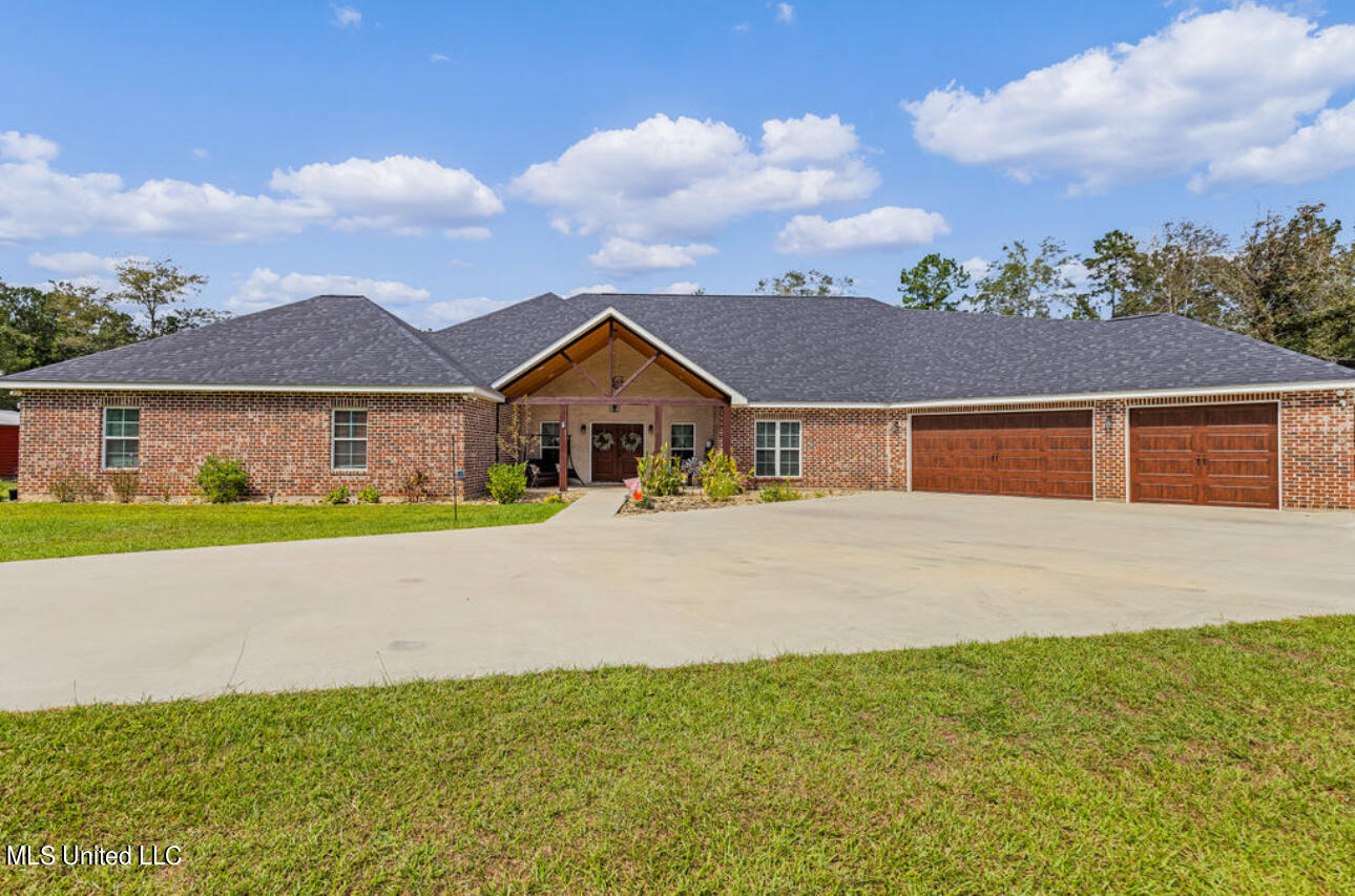 46 Pinehurst Drive, Carriere, Mississippi image 1