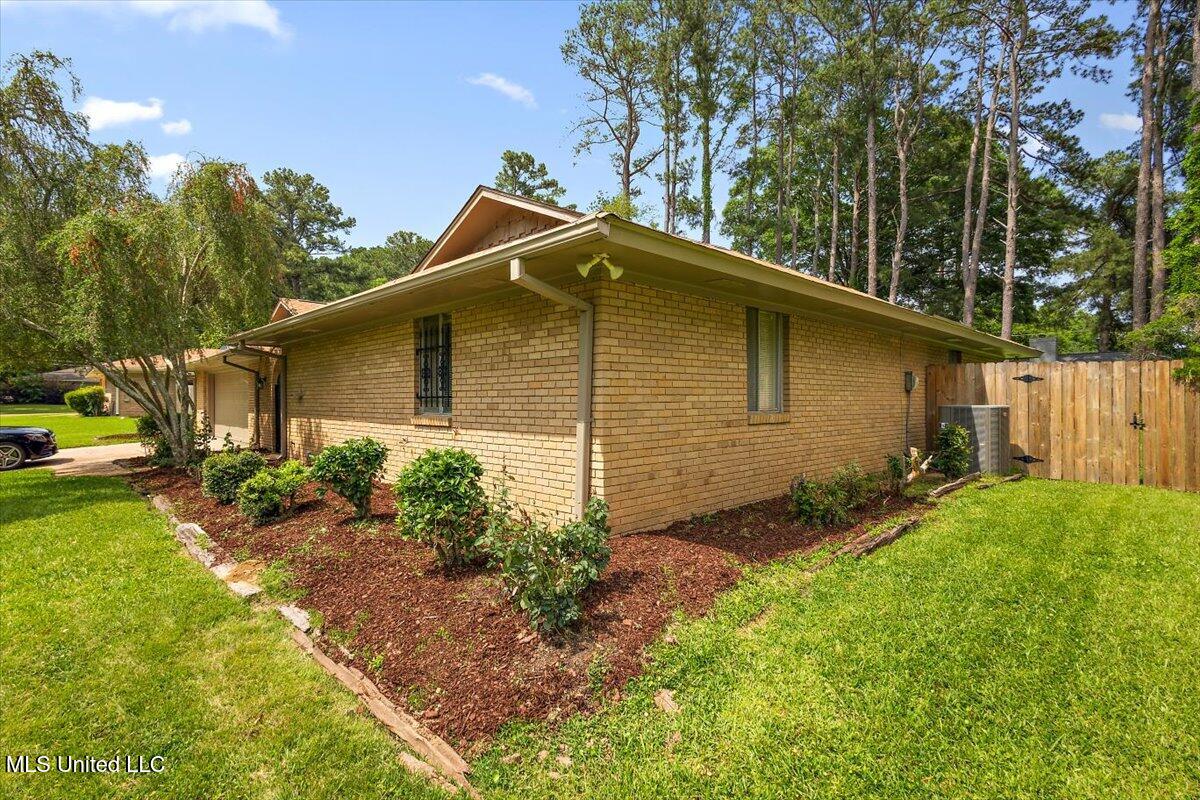 5953 Lake Trace Circle, Jackson, Mississippi image 2