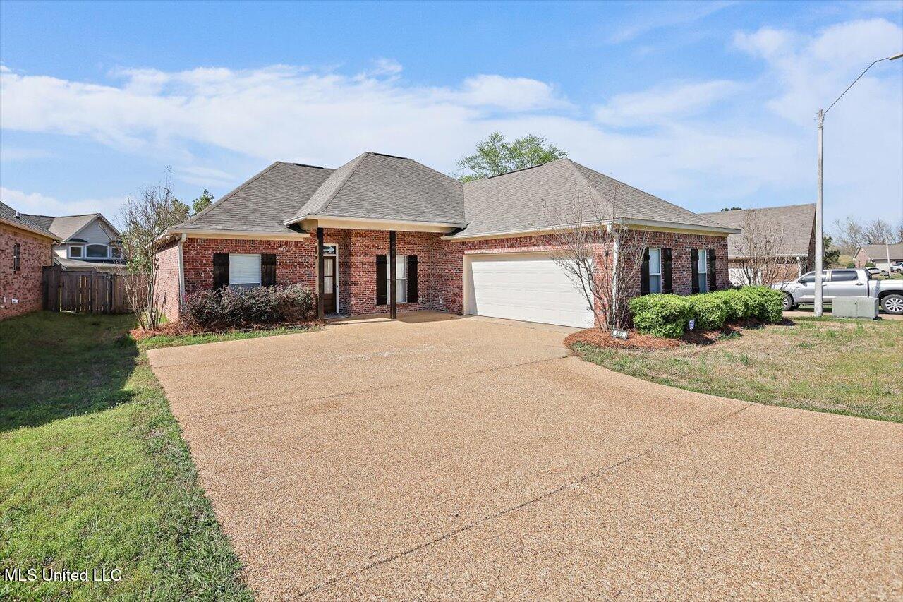585 Clubhouse Drive, Pearl, Mississippi image 1