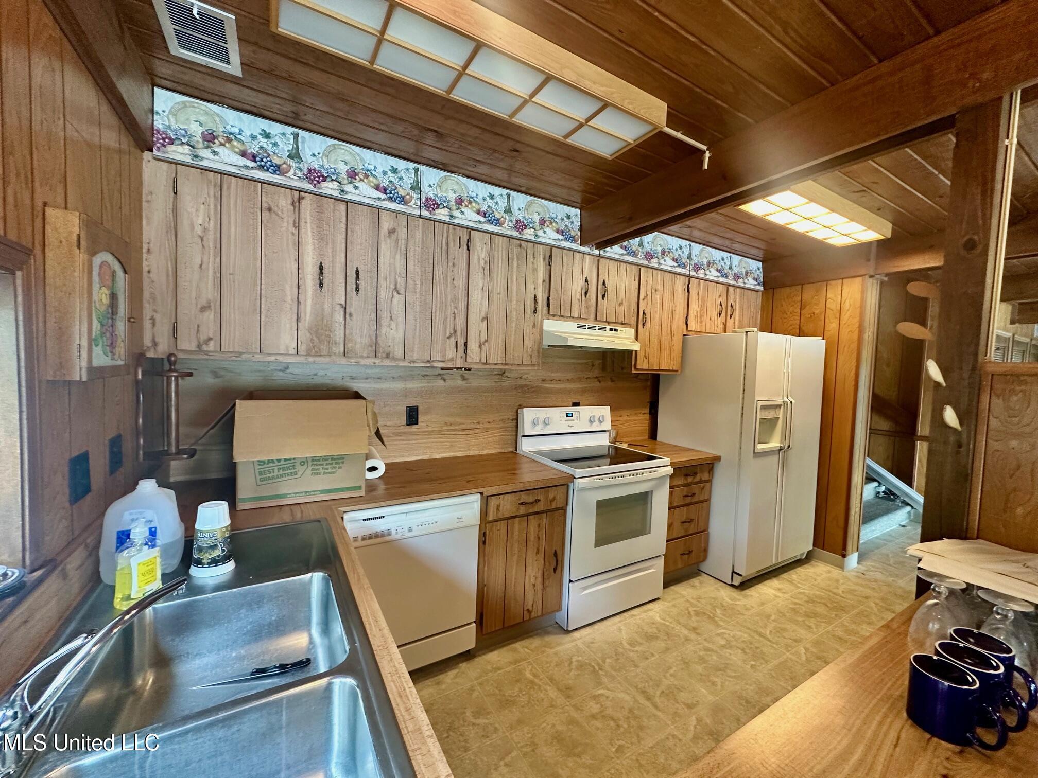 577 W Lakeshore Drive, Carriere, Mississippi image 6