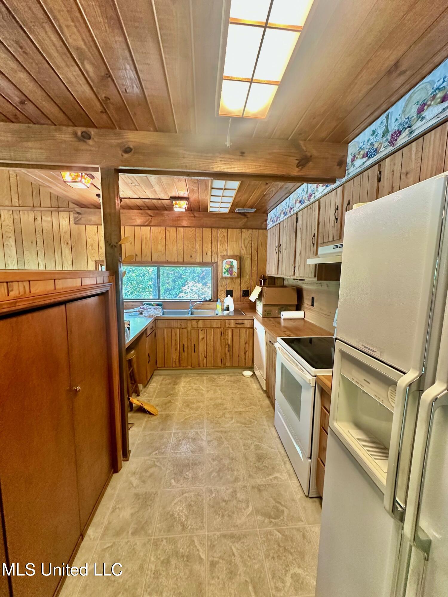 577 W Lakeshore Drive, Carriere, Mississippi image 5
