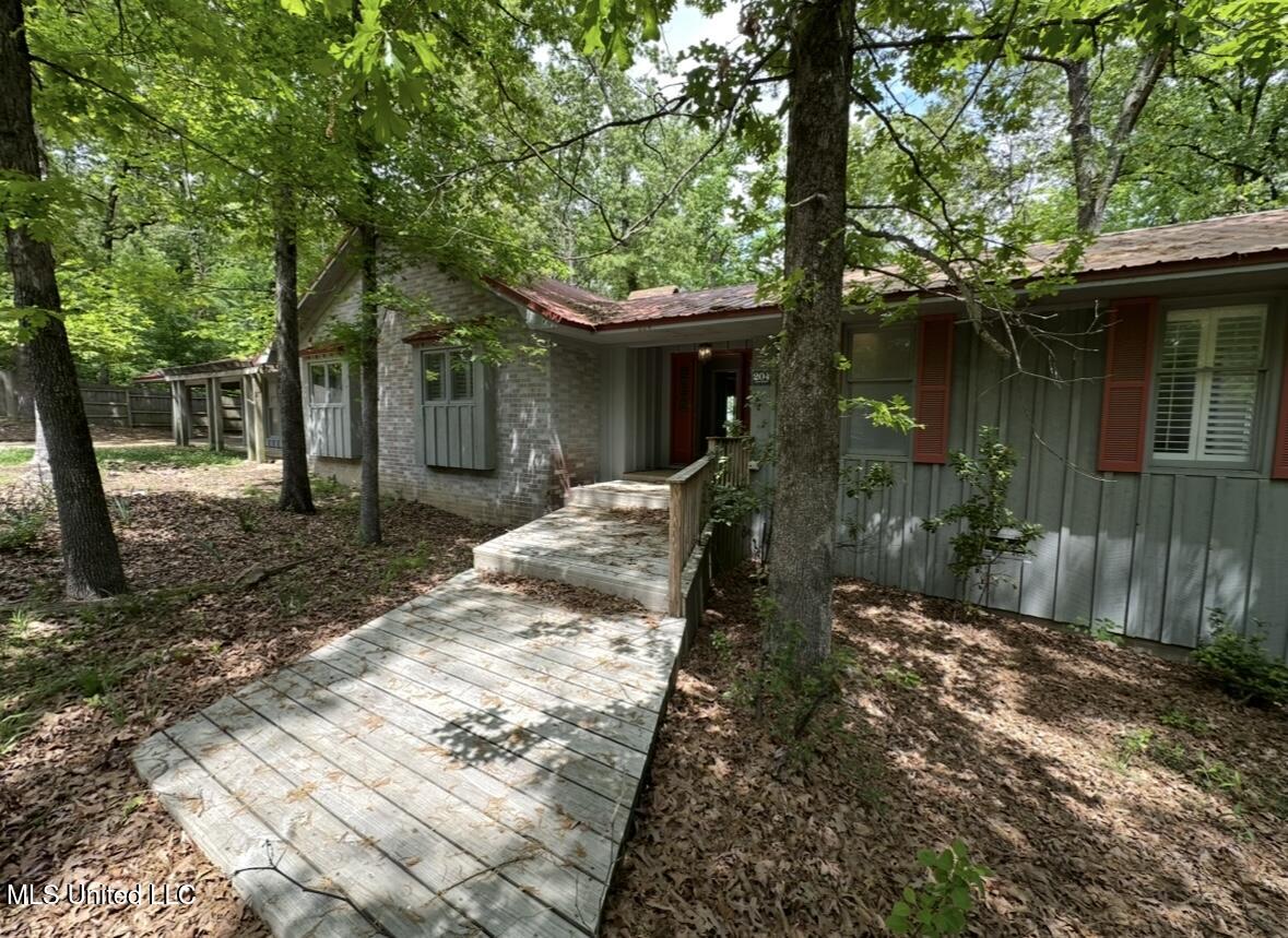 204 Fort Drive, Grenada, Mississippi image 1