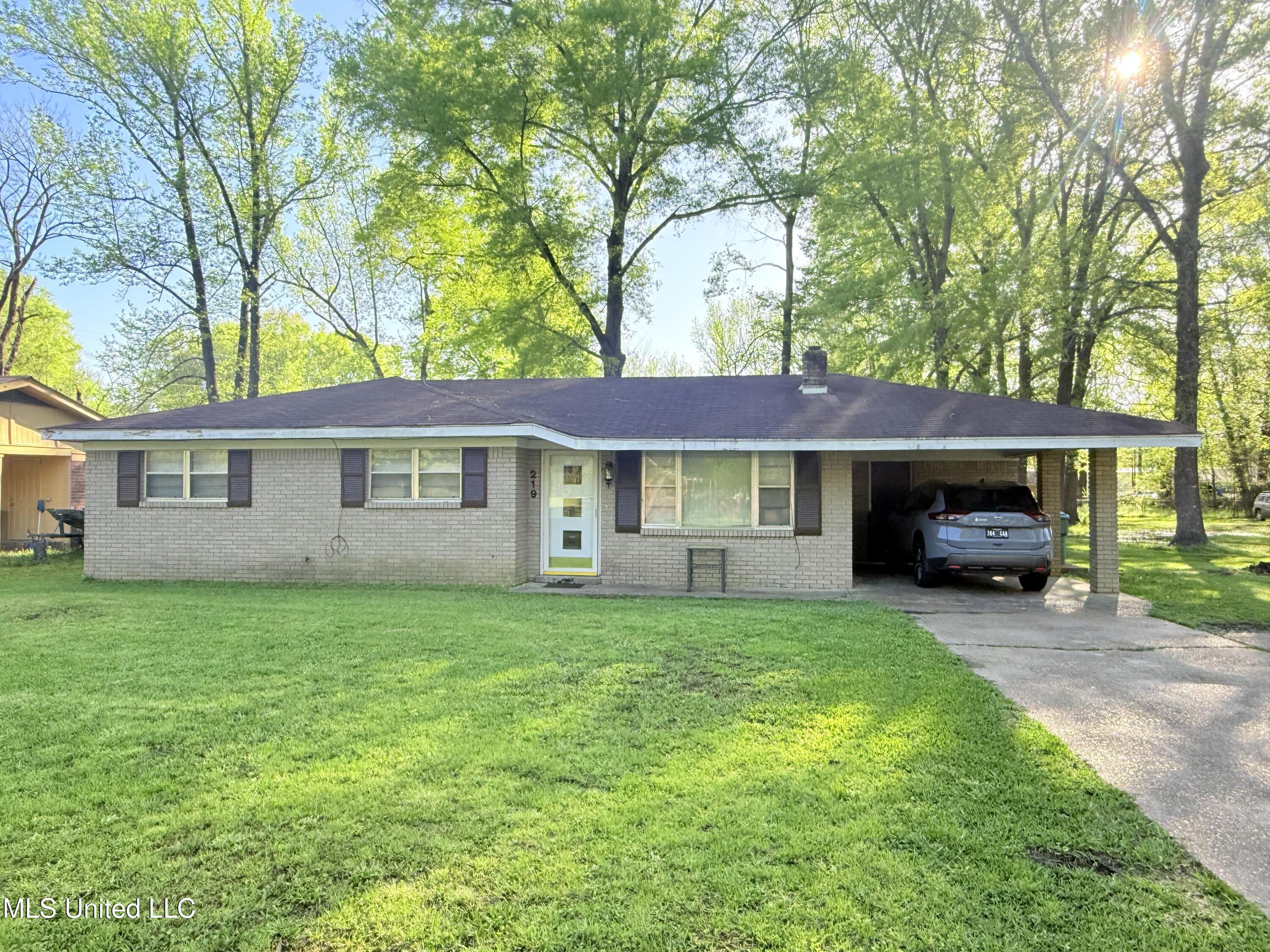 219 Mississippi Avenue, Grenada, Mississippi image 1