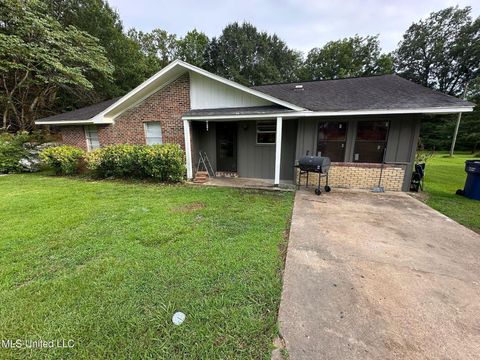 Homes For Sale - 112 Autumn Avenue<br/> Panola County, Batesville, MS 38606