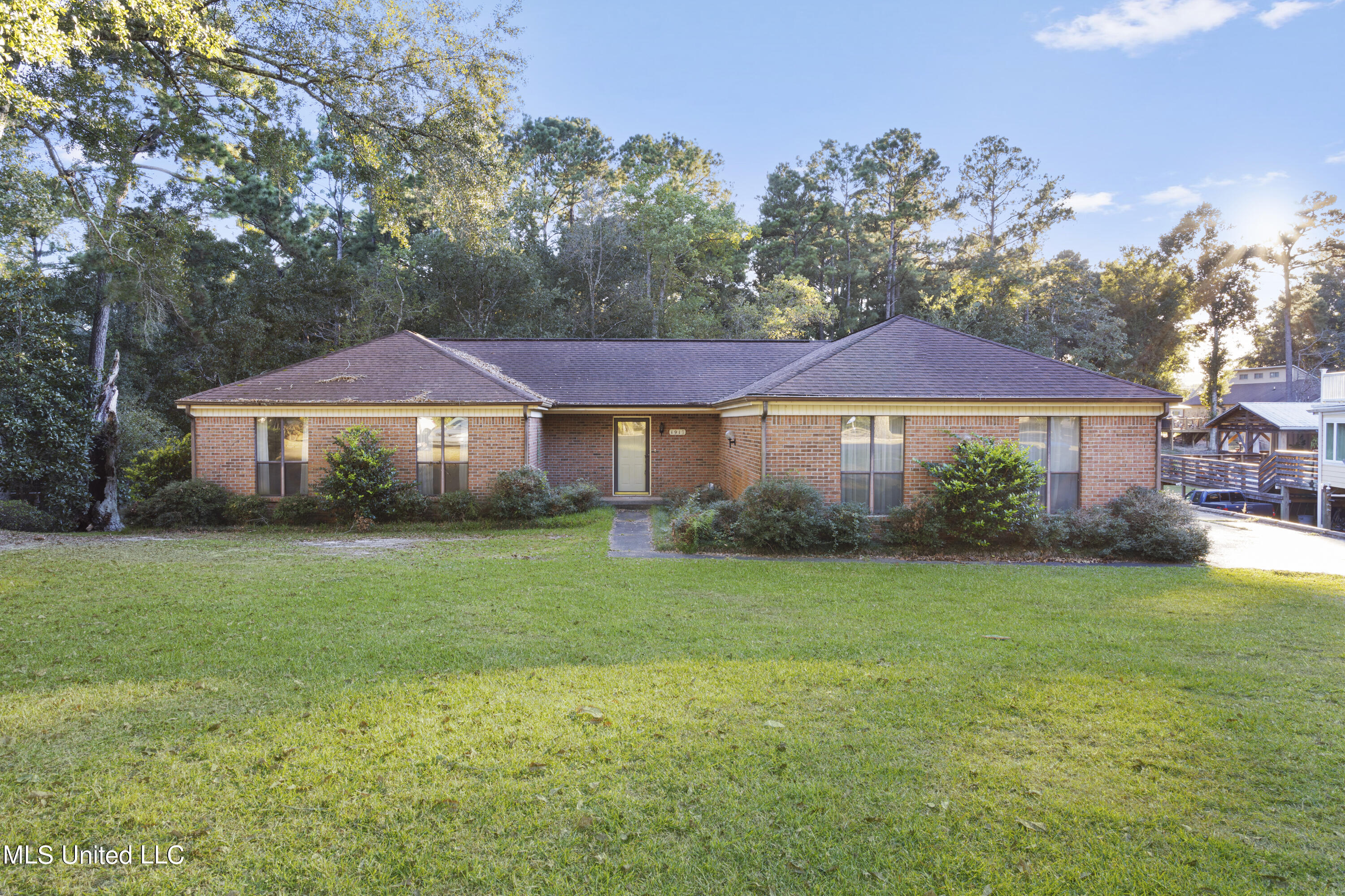 1917 Shady Point Circle, Gautier, Mississippi image 1