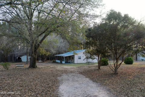 Homes For Sale - 627 Magnolia Road<br/> Lumberton, MS 39455