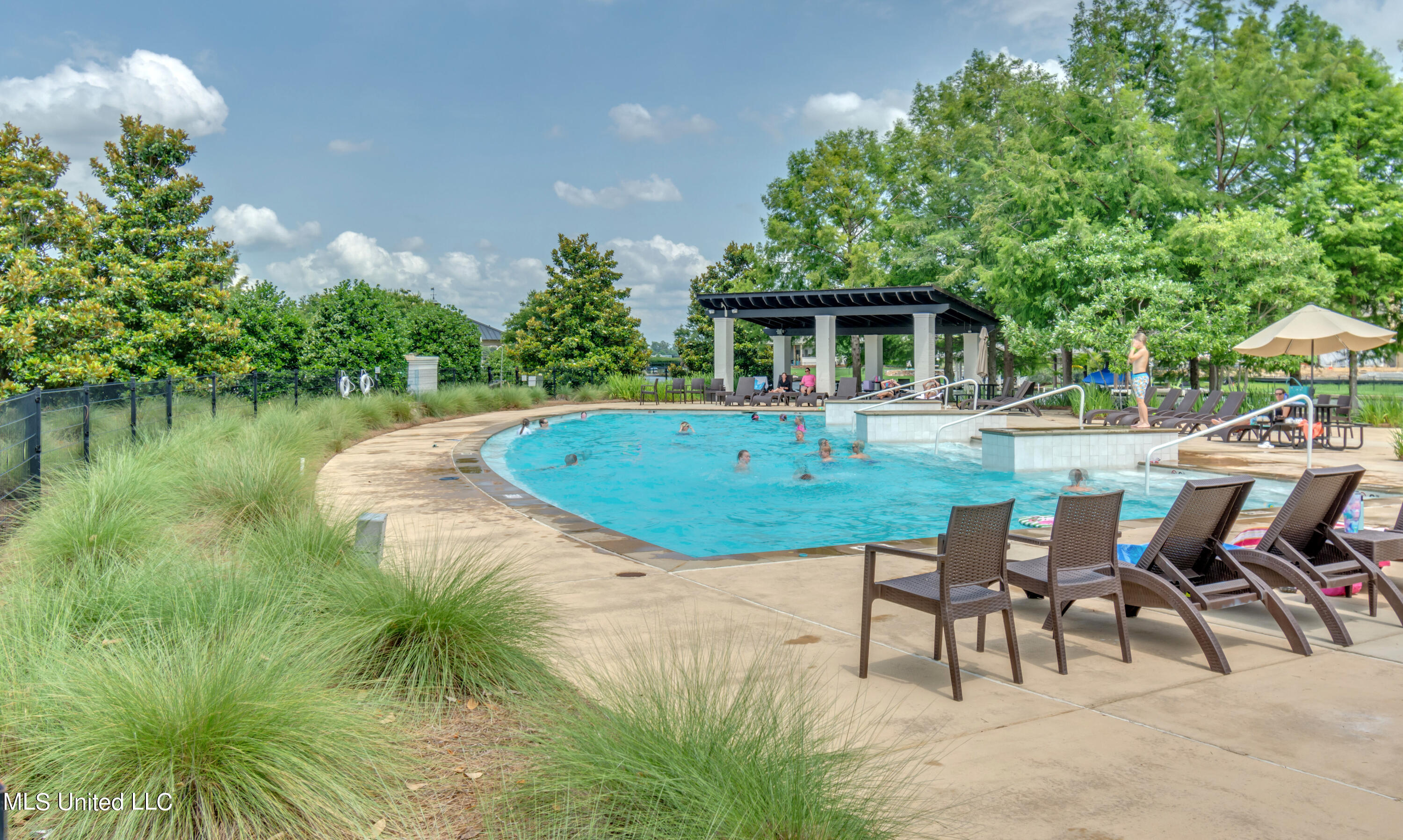 Madison, Mississippi 39110, United States, 4 Bedrooms Bedrooms, ,3 BathroomsBathrooms,Residential,Pending,42076