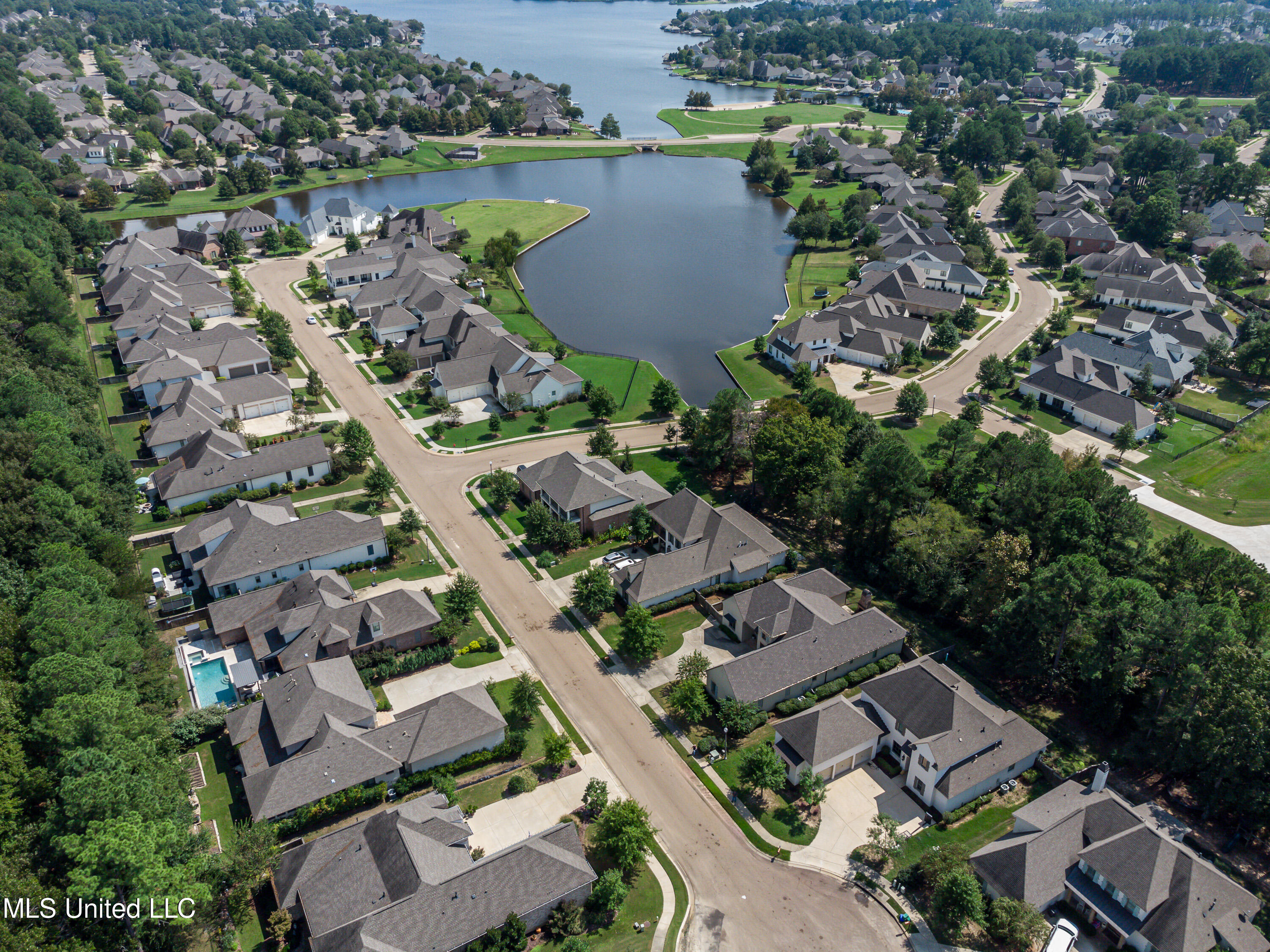 Madison, Mississippi 39110, United States, 4 Bedrooms Bedrooms, ,3 BathroomsBathrooms,Residential,Pending,42076