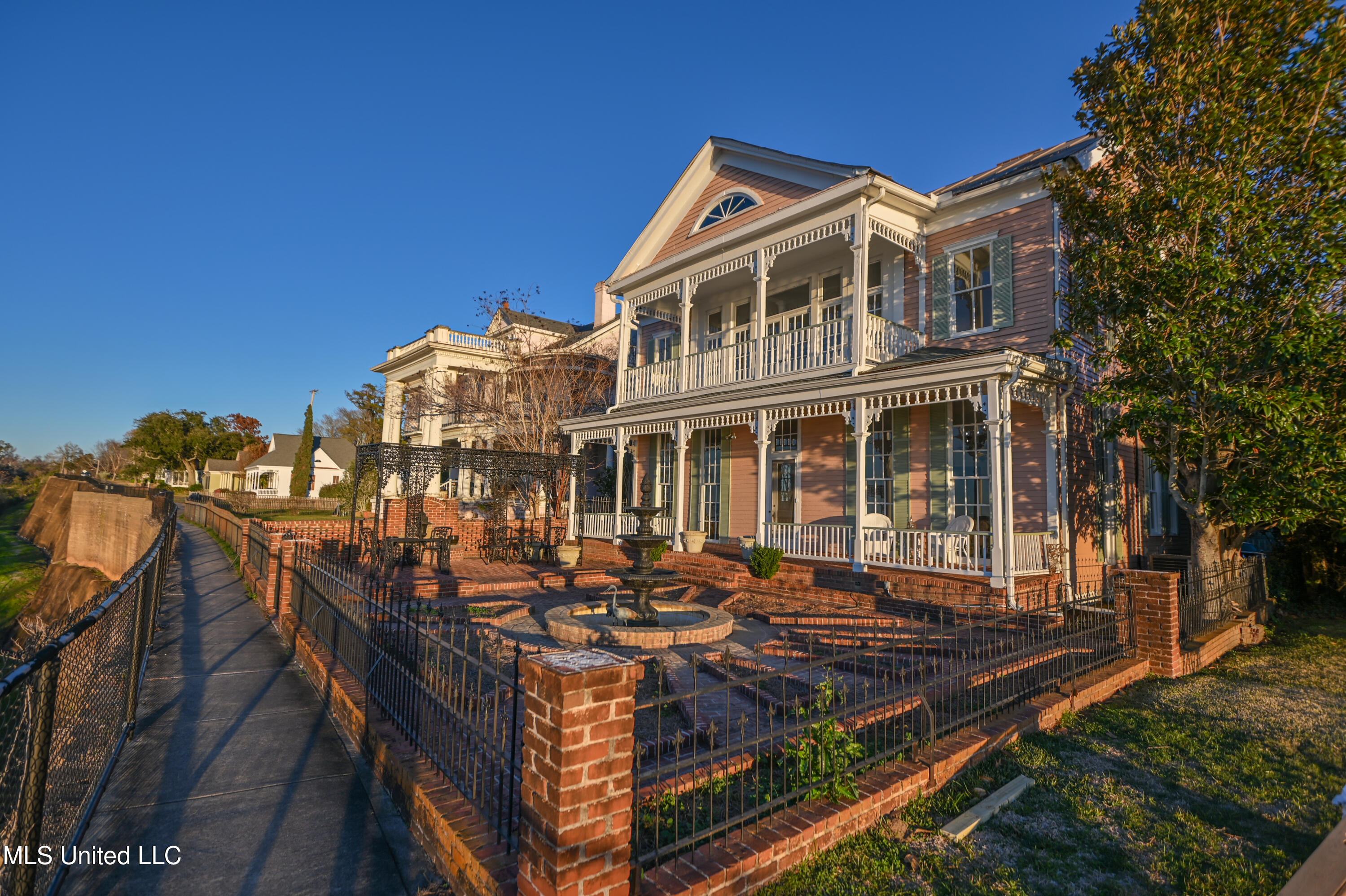 211 Clifton Avenue, Natchez, Mississippi image 1