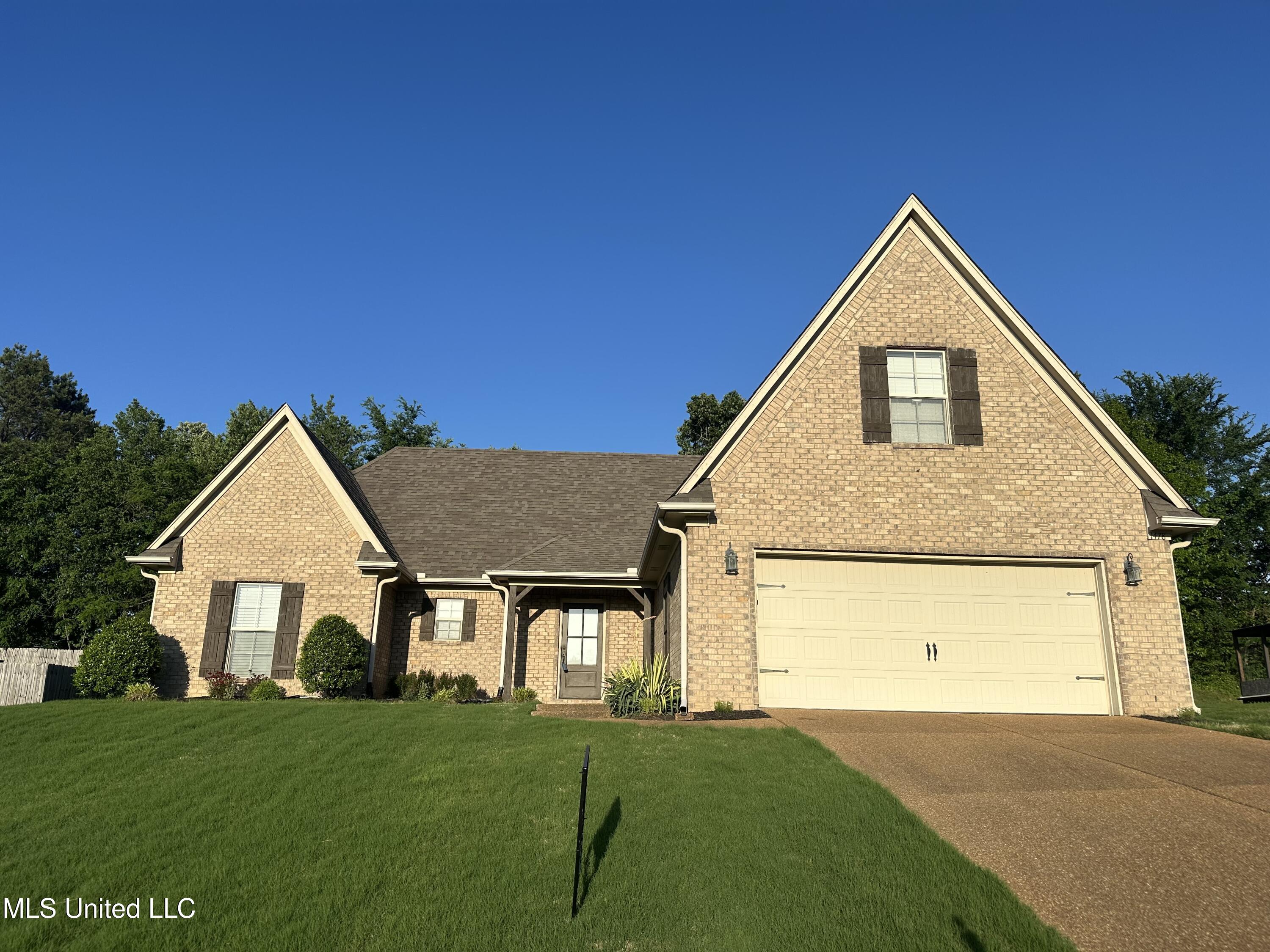 1478 E Lake Front Drive, Hernando, Mississippi image 1