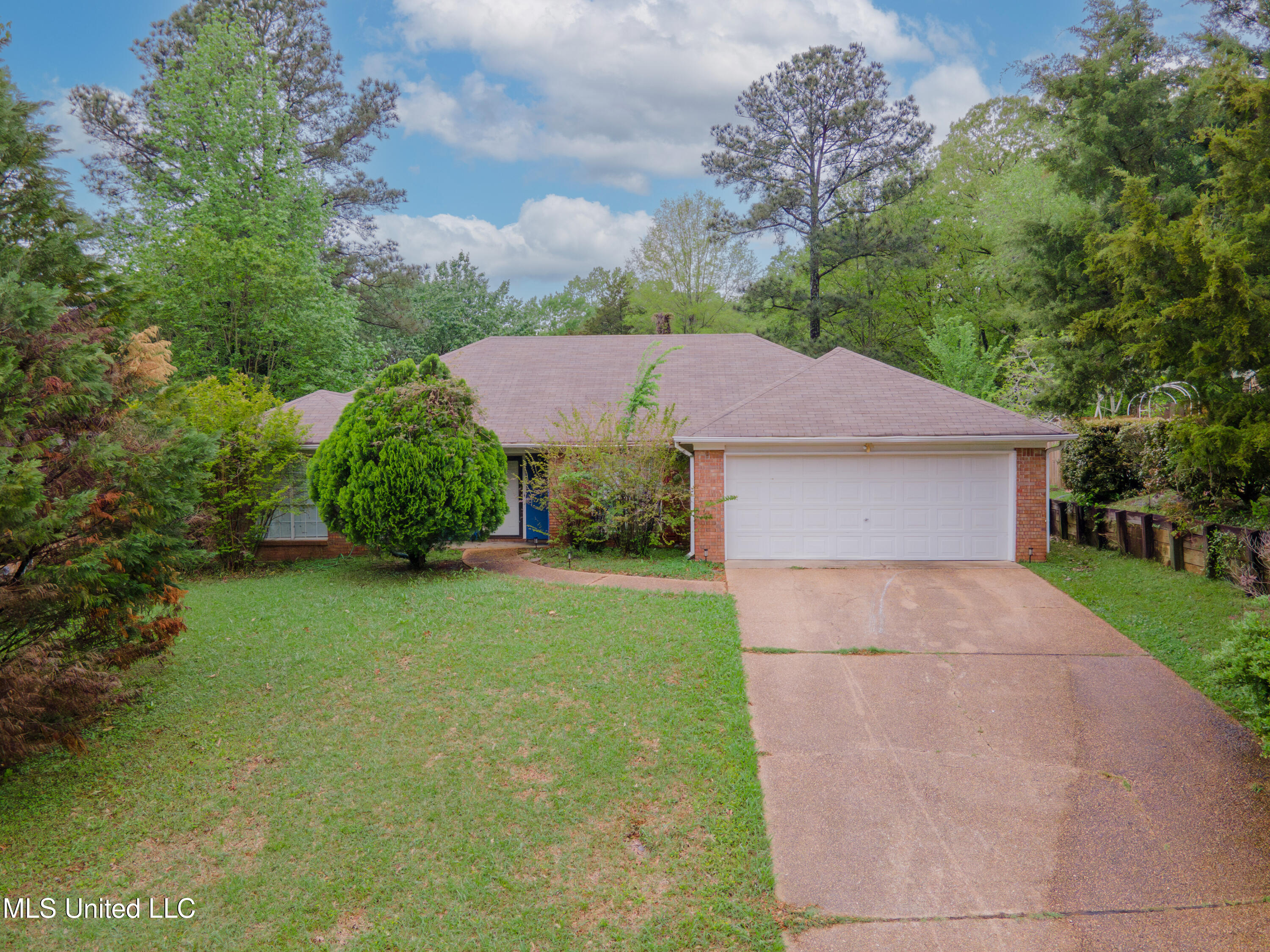 109 Huntington Hill Drive, Clinton, Mississippi image 1