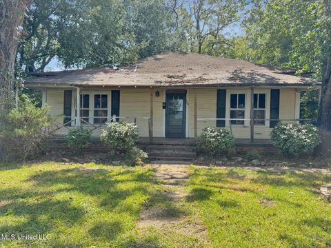 Homes For Sale - 724 E Cherokee Street<br/> Lincoln County, Brookhaven, MS 39601