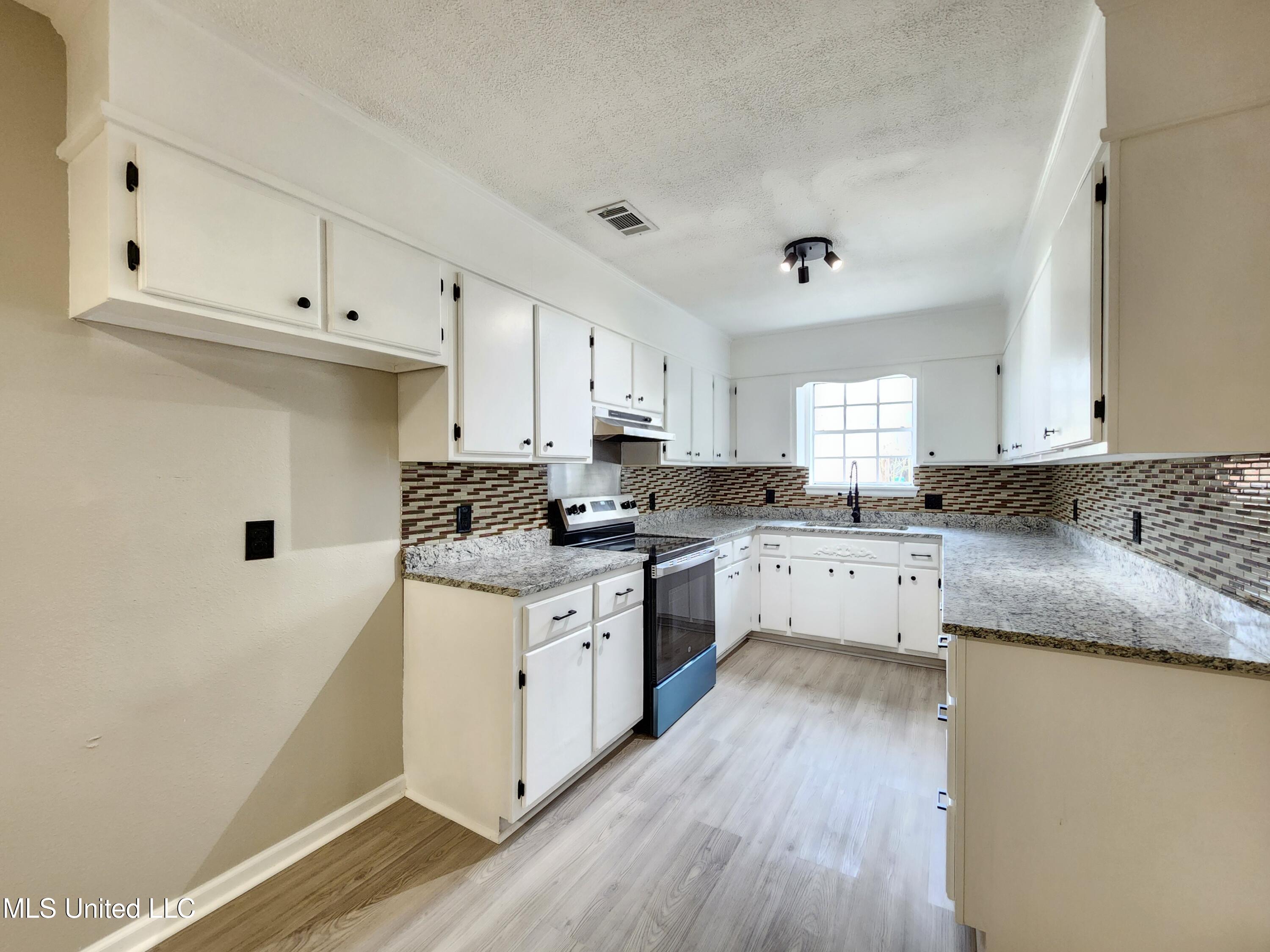 4422 Stratford Circle, Moss Point, Mississippi image 12
