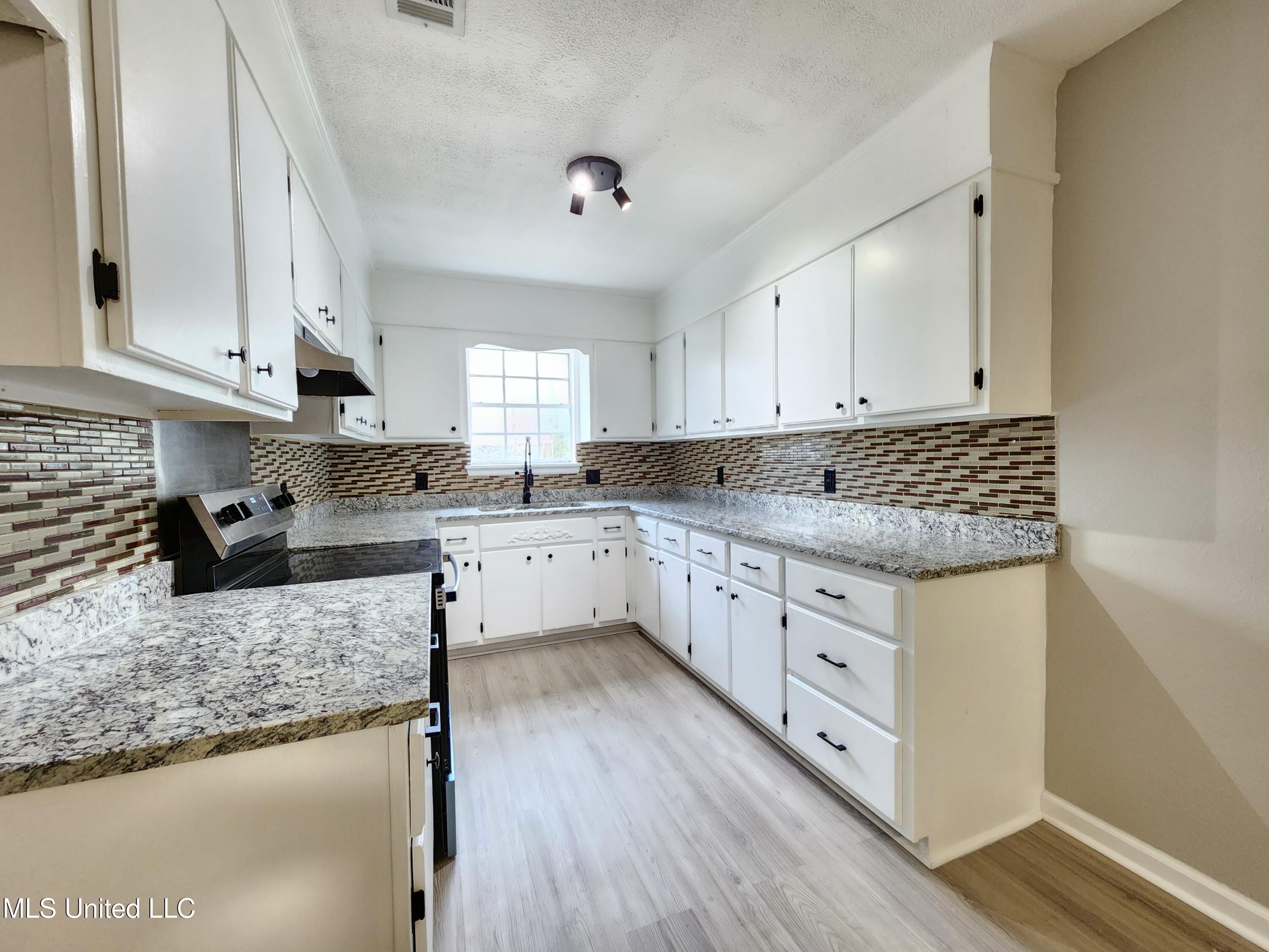 4422 Stratford Circle, Moss Point, Mississippi image 11