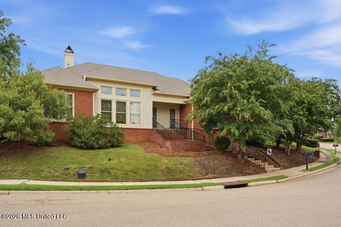 Homes For Sale - 37 Village Green Circle<br/> Hinds County, Jackson, MS 39211