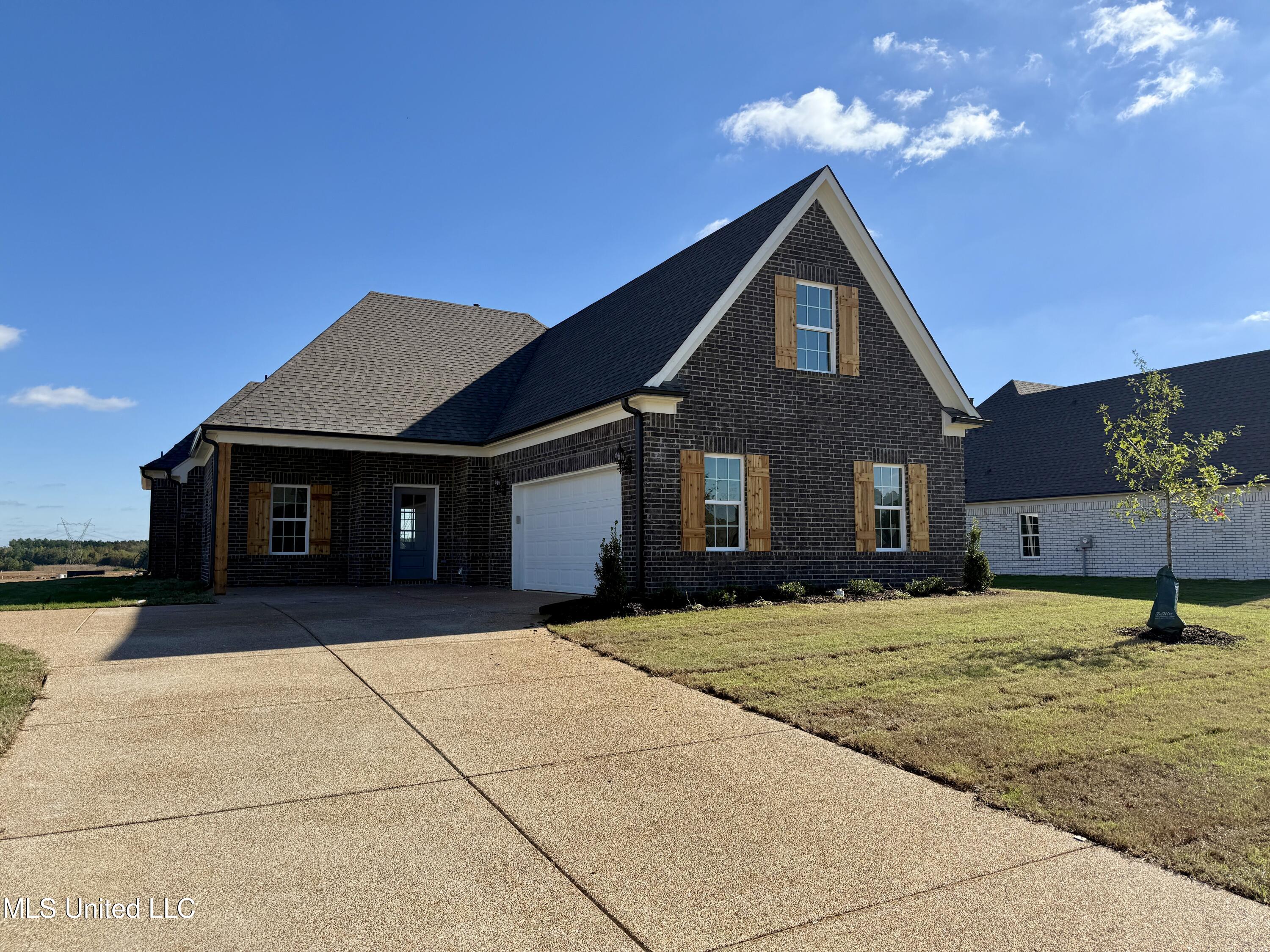 8898 Erin Banks Drive, Southaven, Mississippi image 2