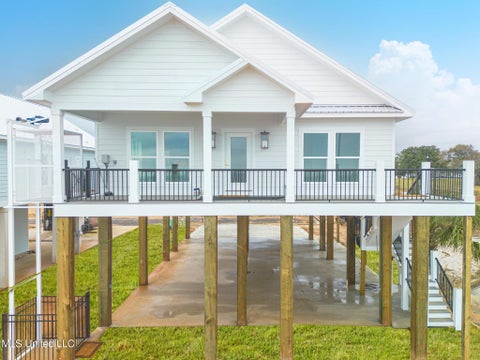 Homes For Sale - 122 W Beach Boulevard<br/> Long Beach, MS 39560