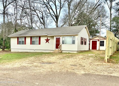 Homes For Sale - 1426 2nd Street<br/> Jefferson Davis County, Prentiss, MS 39474