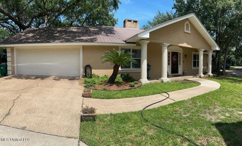 Single Family Residence in Ocean Springs MS 5904 Shore Drive.jpg