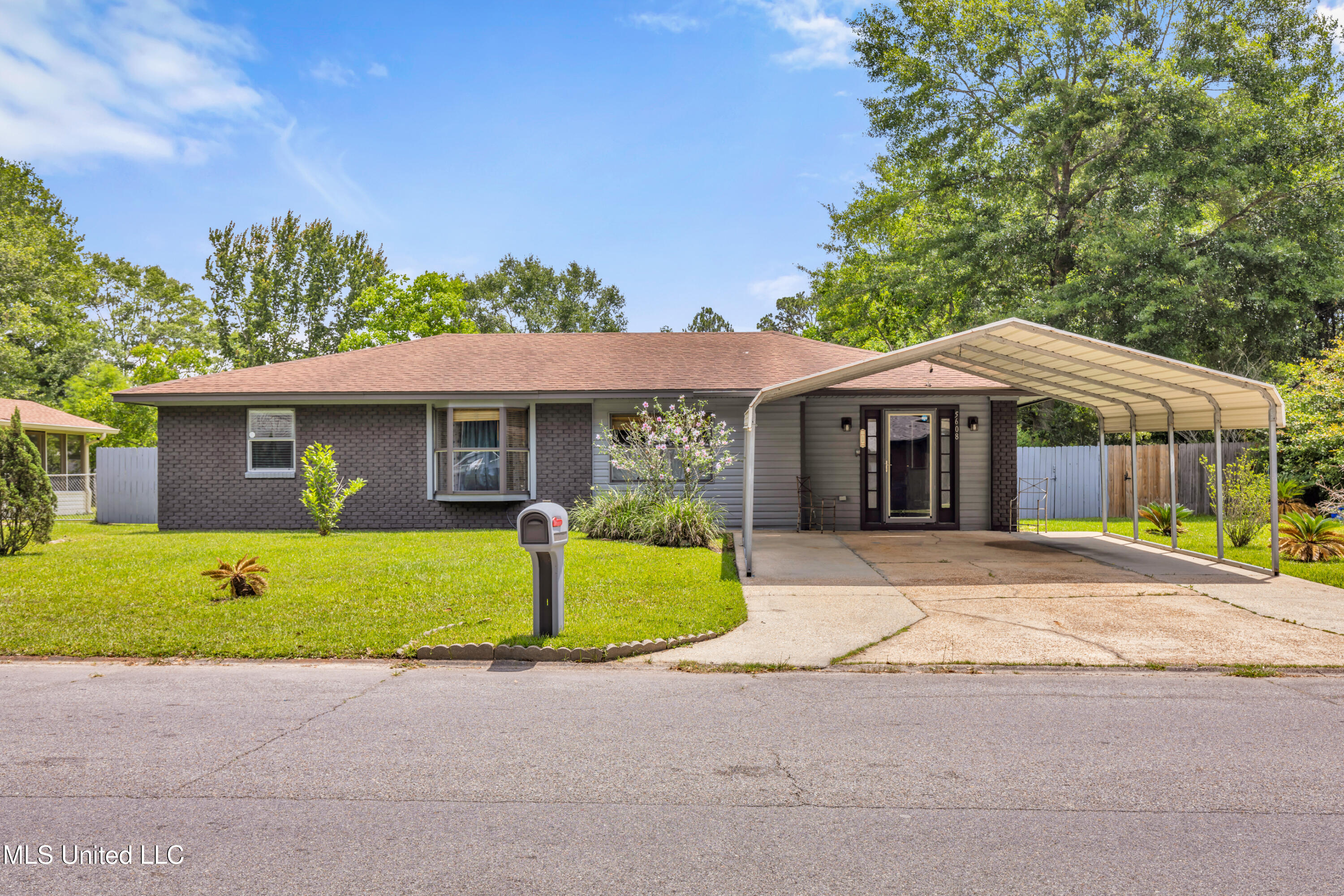 5608 Claresholm Drive, Gautier, Mississippi image 1