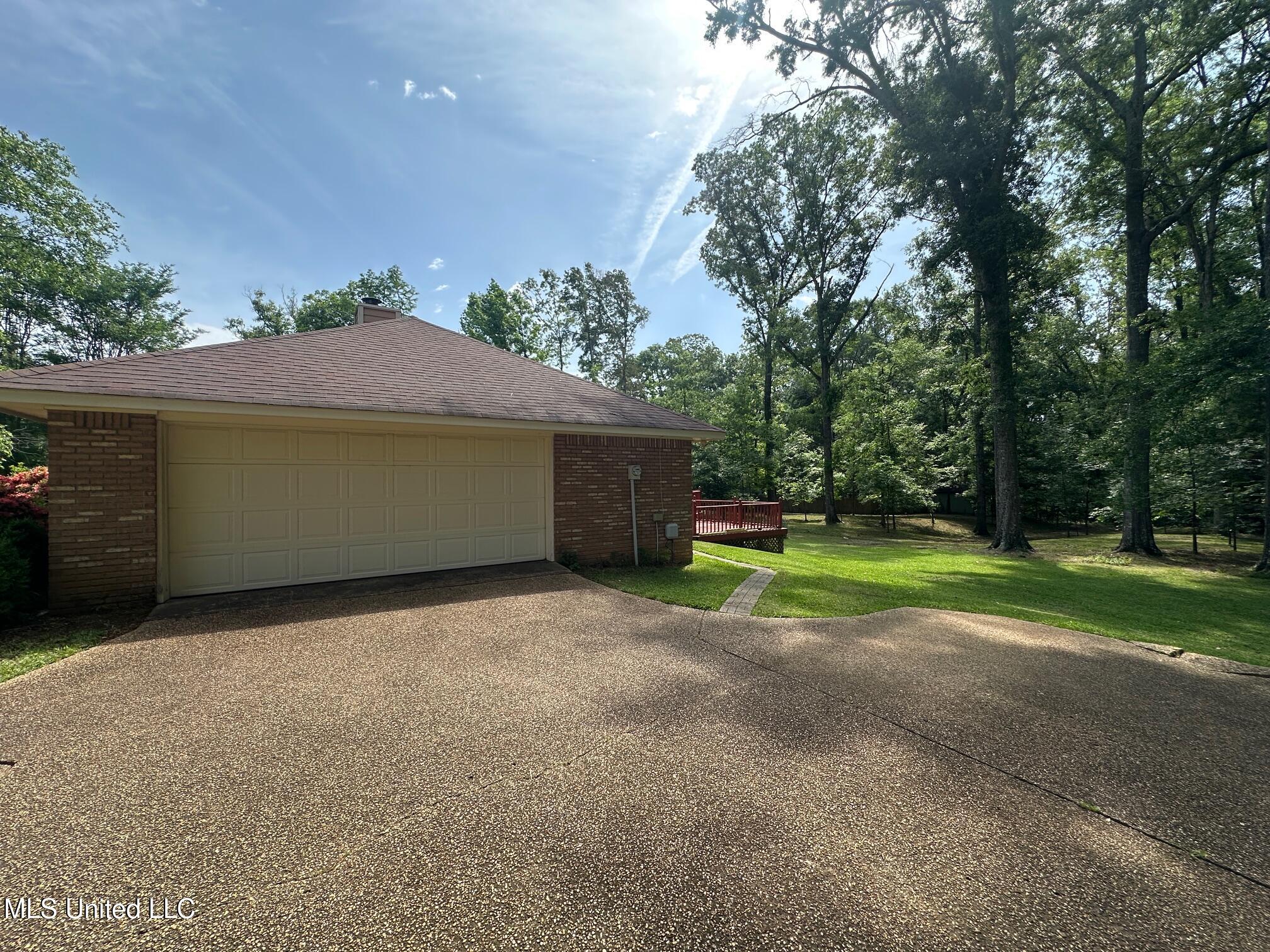 813 Eagles Nest Drive, Byram, Mississippi image 2