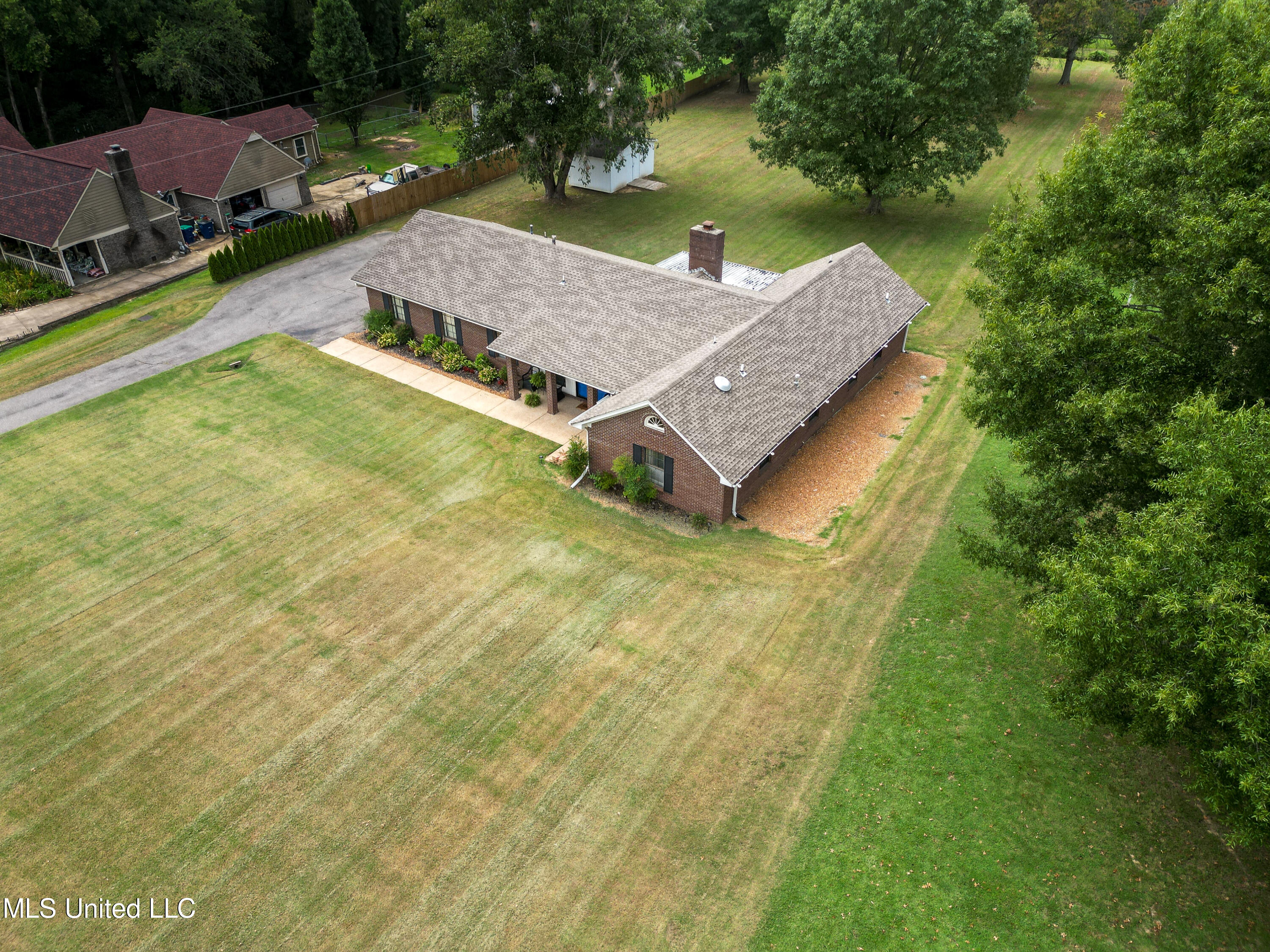 8995 Brookhollow Drive, Olive Branch, Mississippi image 3