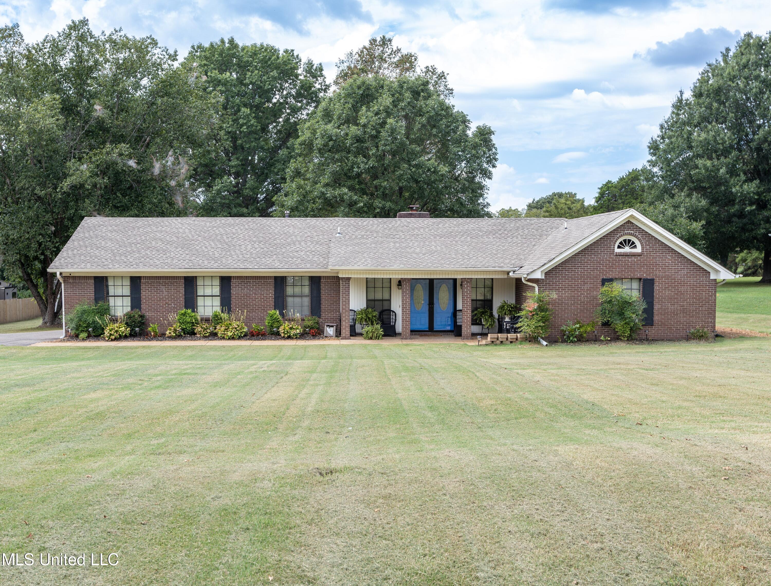 8995 Brookhollow Drive, Olive Branch, Mississippi image 1