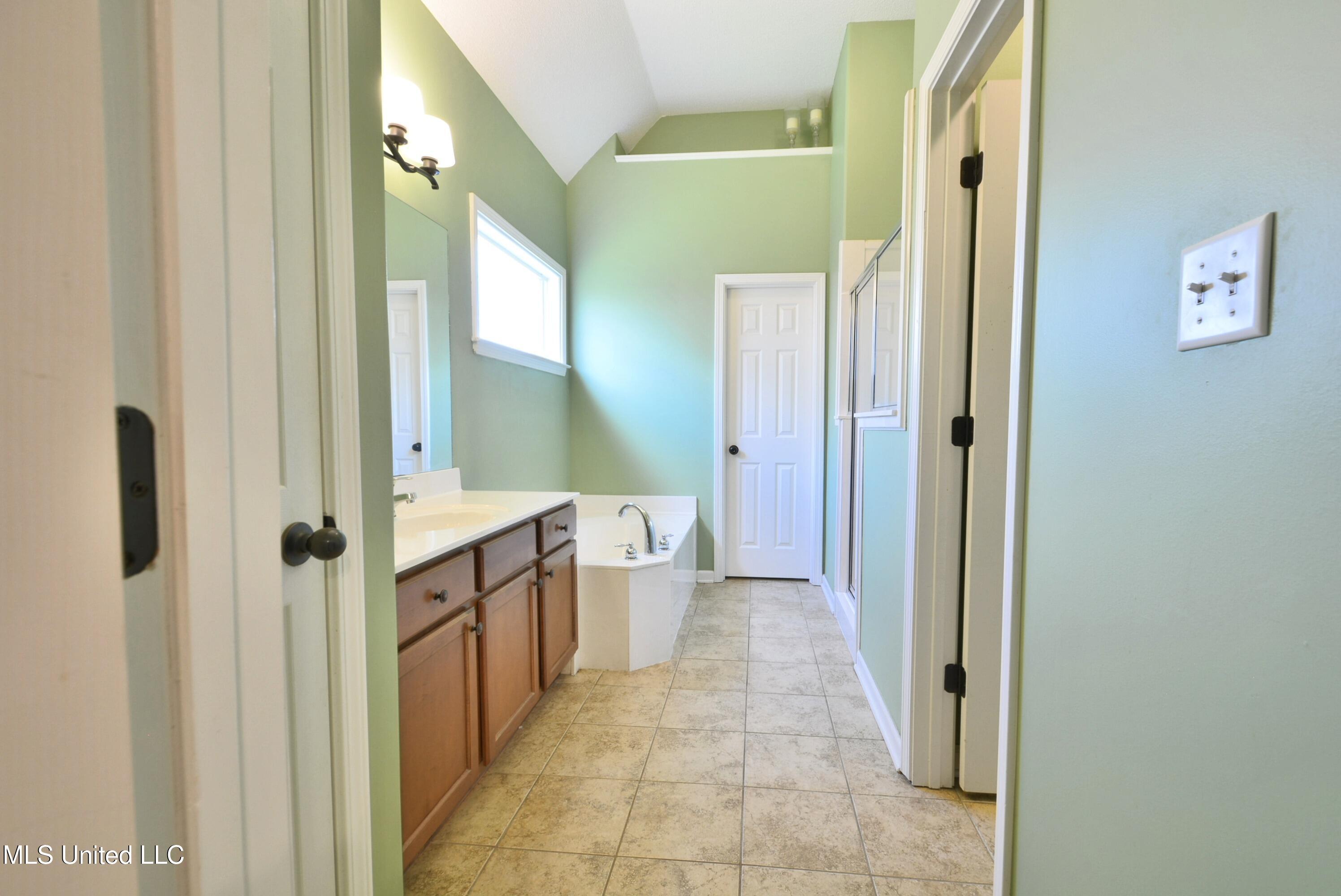 5798 E Bedford Loop, Southaven, Mississippi image 8