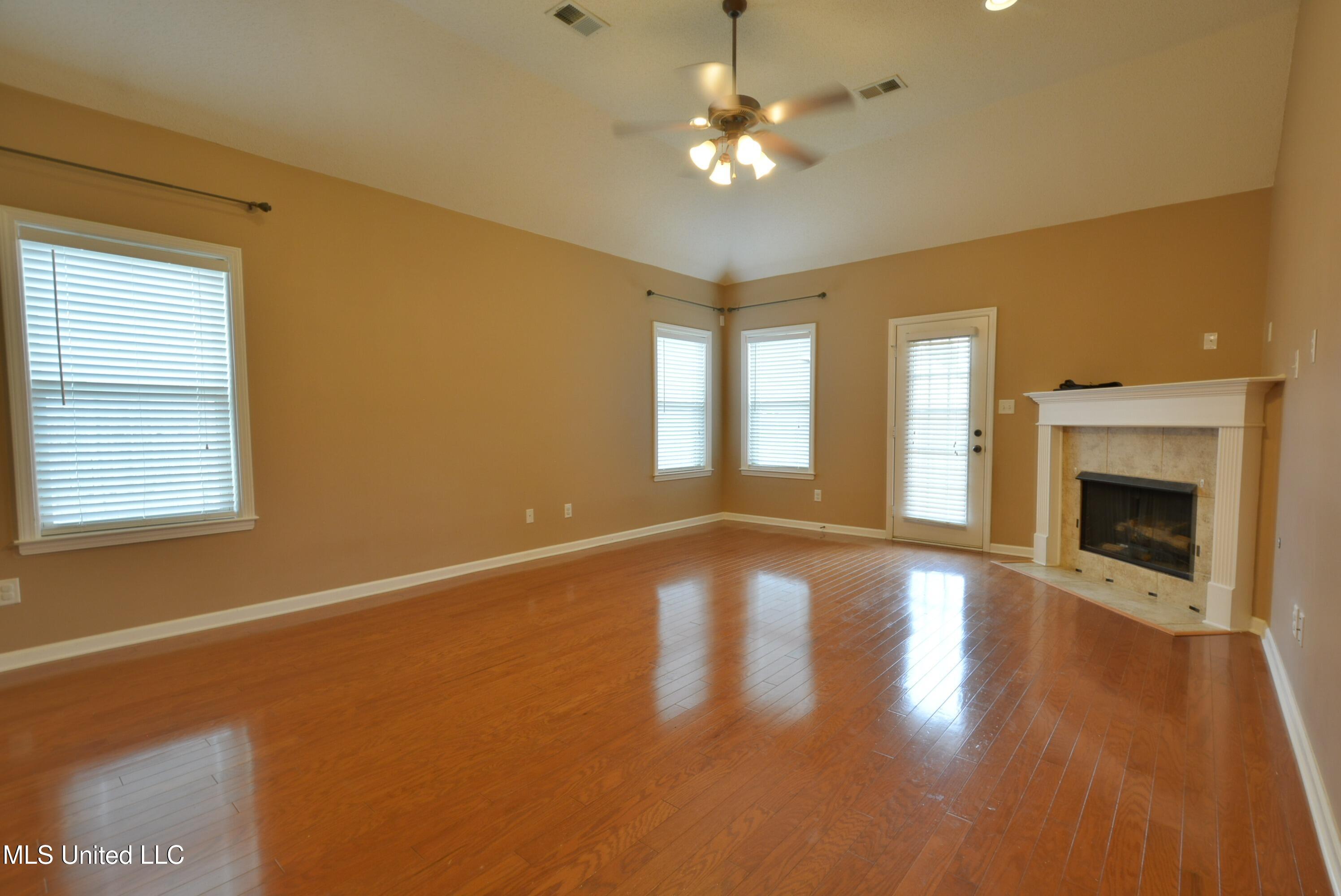5798 E Bedford Loop, Southaven, Mississippi image 6