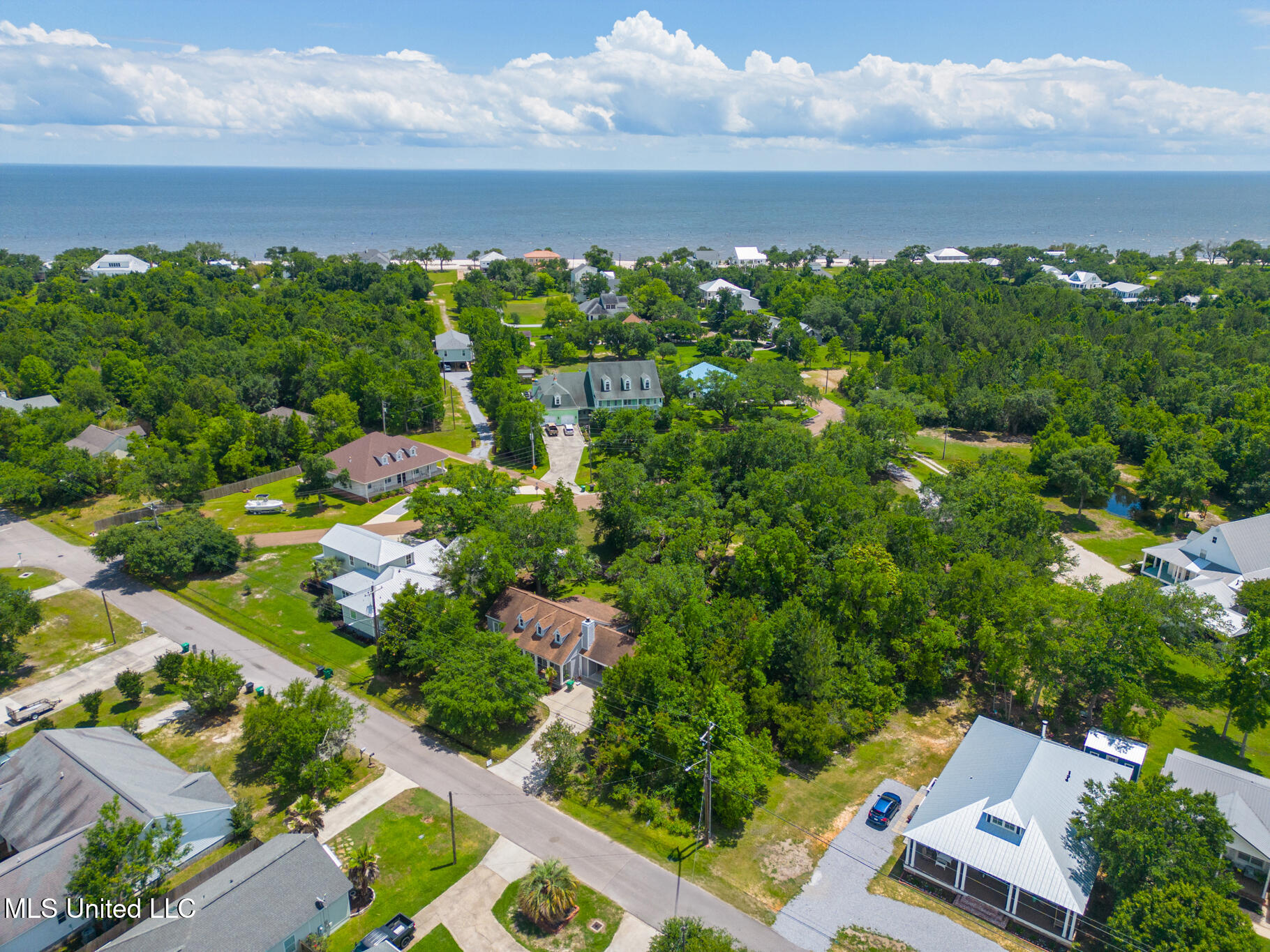 212 Bay Oaks Drive, Bay Saint Louis, Mississippi image 3