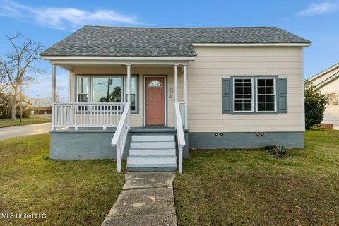 Homes For Sale - 104 N 14th Avenue<br/> Laurel, MS 39440