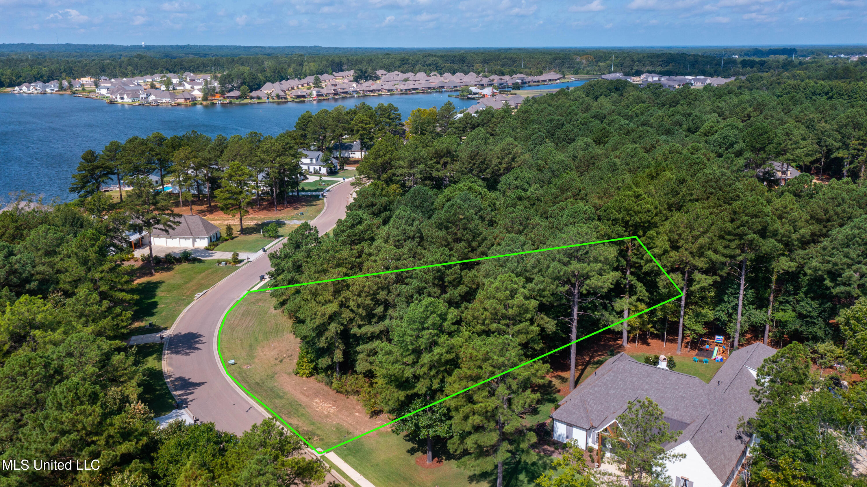 192 Harbor View Drive, Madison, Mississippi image 2