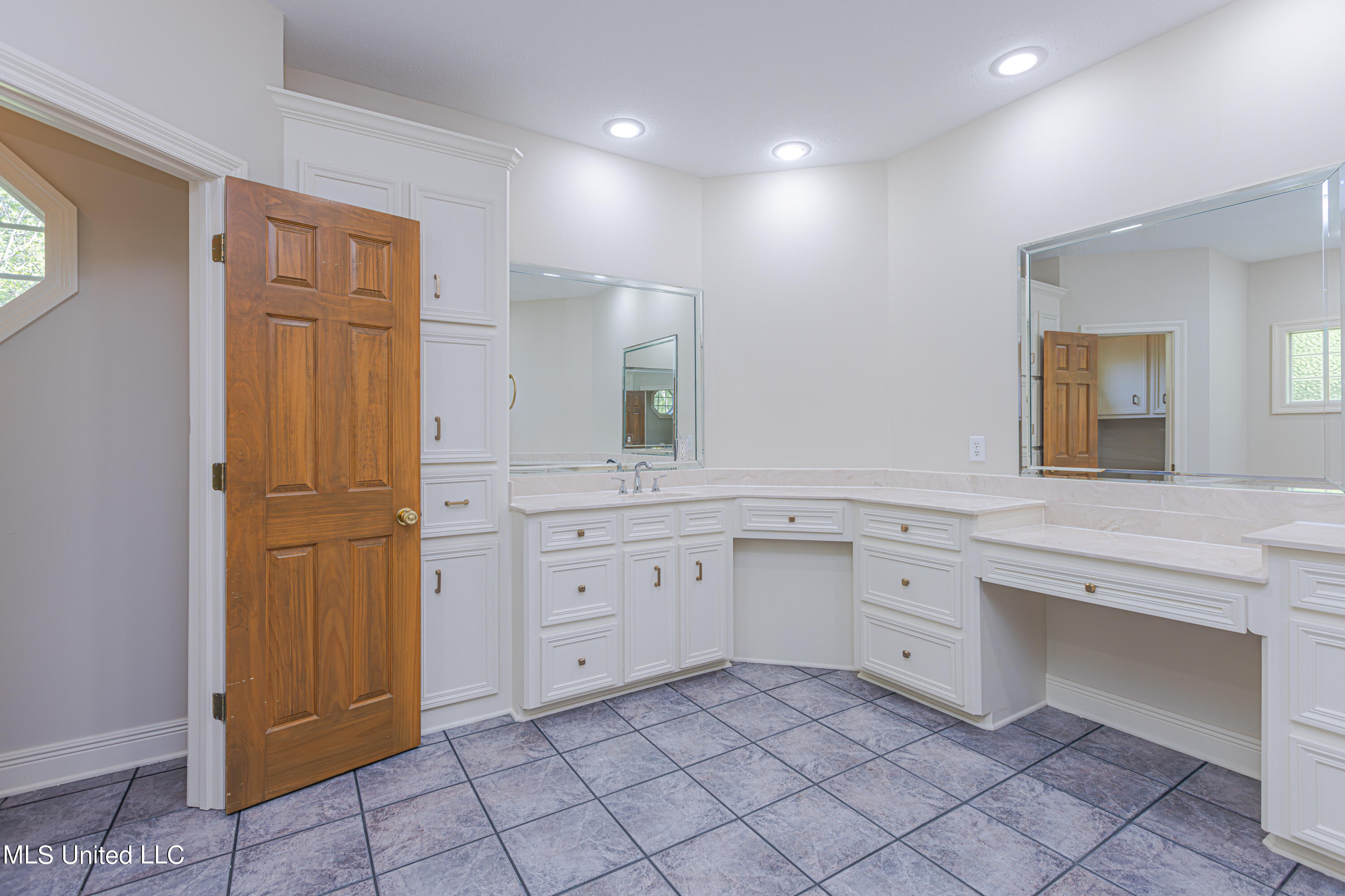 Raymond, Mississippi 39154, United States, 4 Bedrooms Bedrooms, ,4 BathroomsBathrooms,Residential,Pending,58562