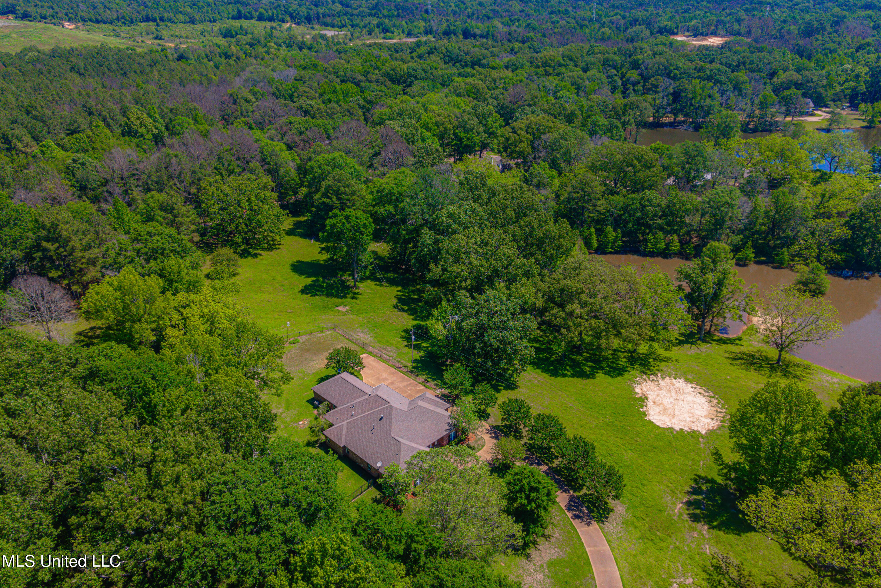 Raymond, Mississippi 39154, United States, 4 Bedrooms Bedrooms, ,4 BathroomsBathrooms,Residential,Pending,58562