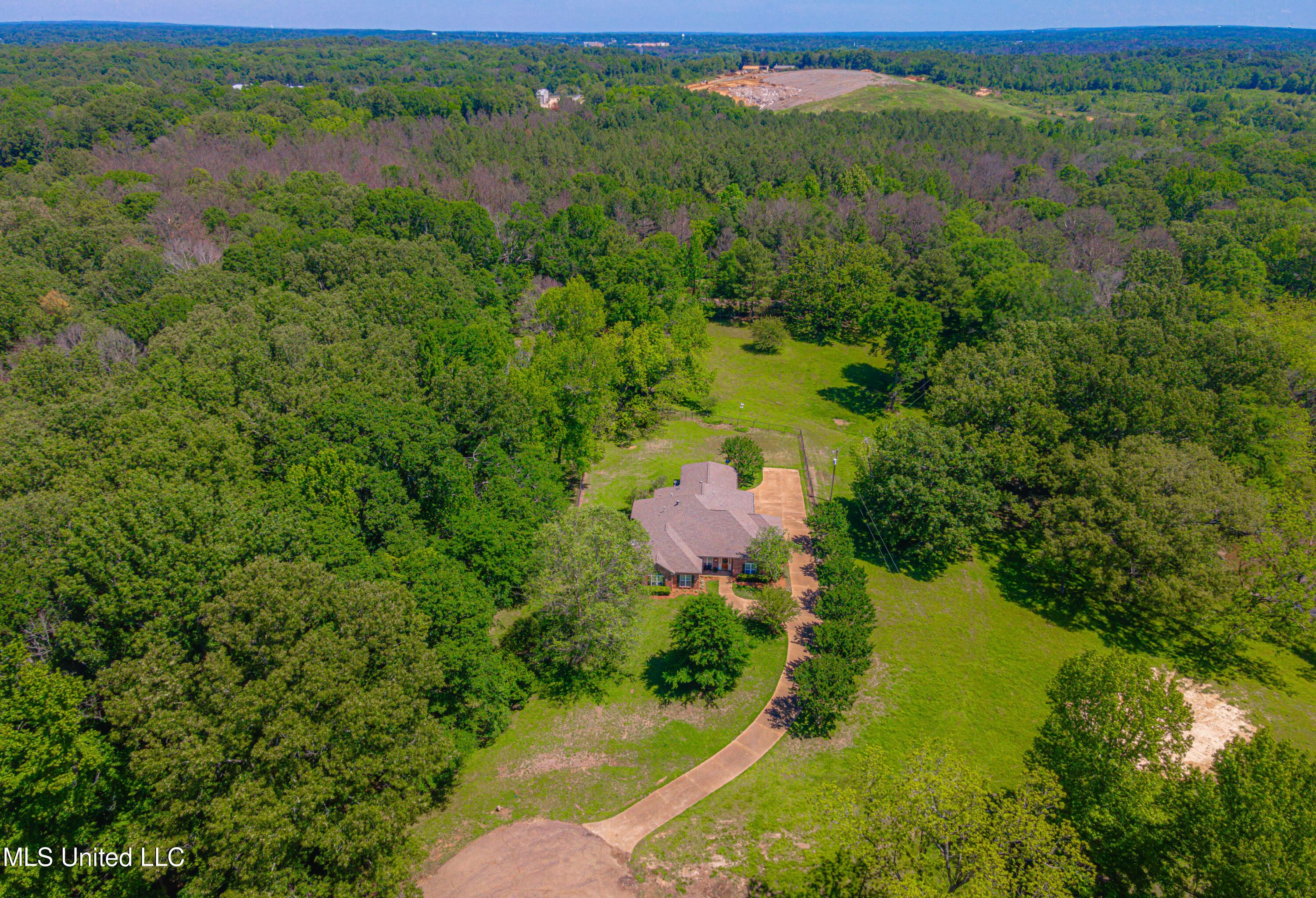 Raymond, Mississippi 39154, United States, 4 Bedrooms Bedrooms, ,4 BathroomsBathrooms,Residential,Pending,58562