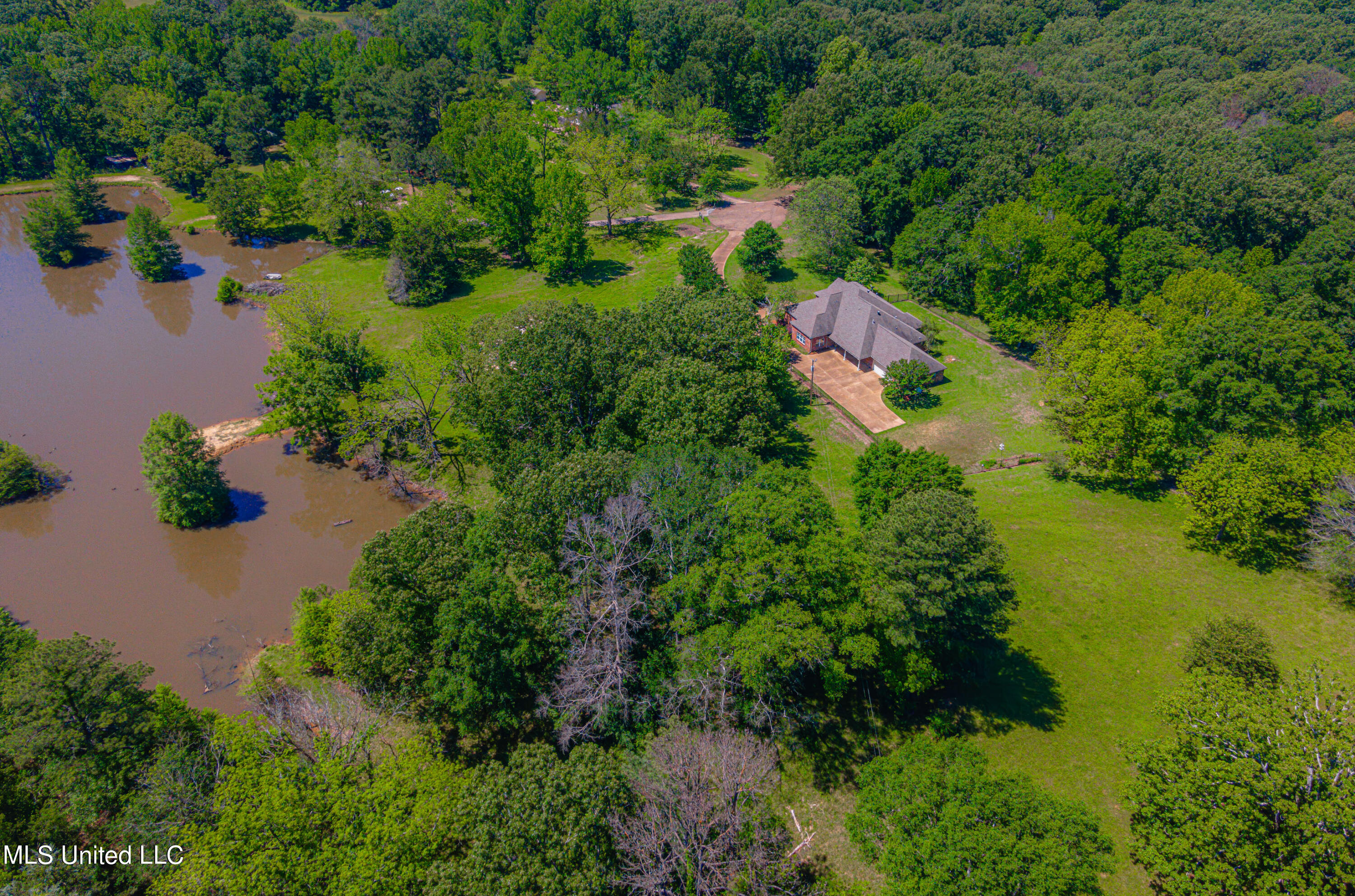 Raymond, Mississippi 39154, United States, 4 Bedrooms Bedrooms, ,4 BathroomsBathrooms,Residential,Pending,58562