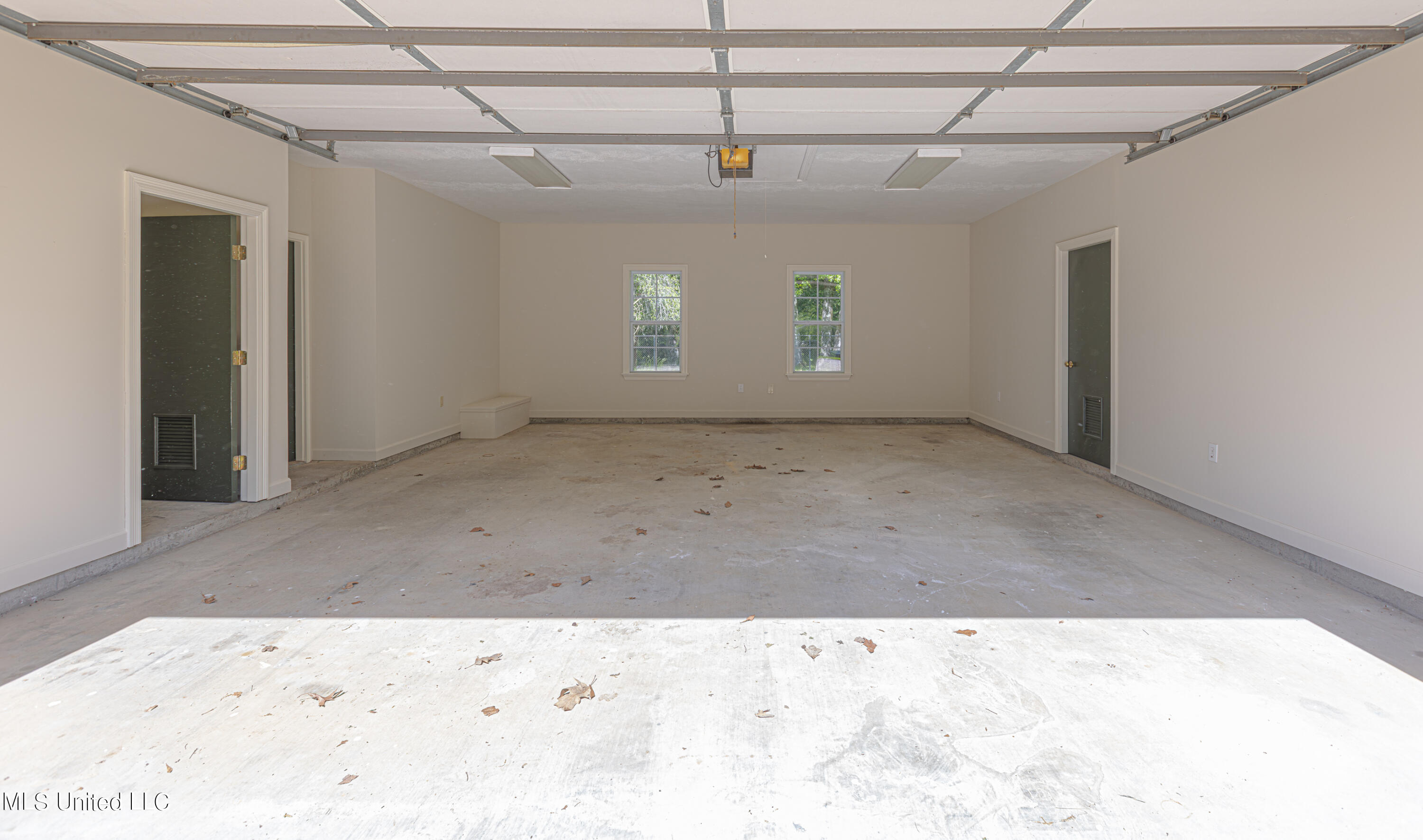 Raymond, Mississippi 39154, United States, 4 Bedrooms Bedrooms, ,4 BathroomsBathrooms,Residential,Pending,58562