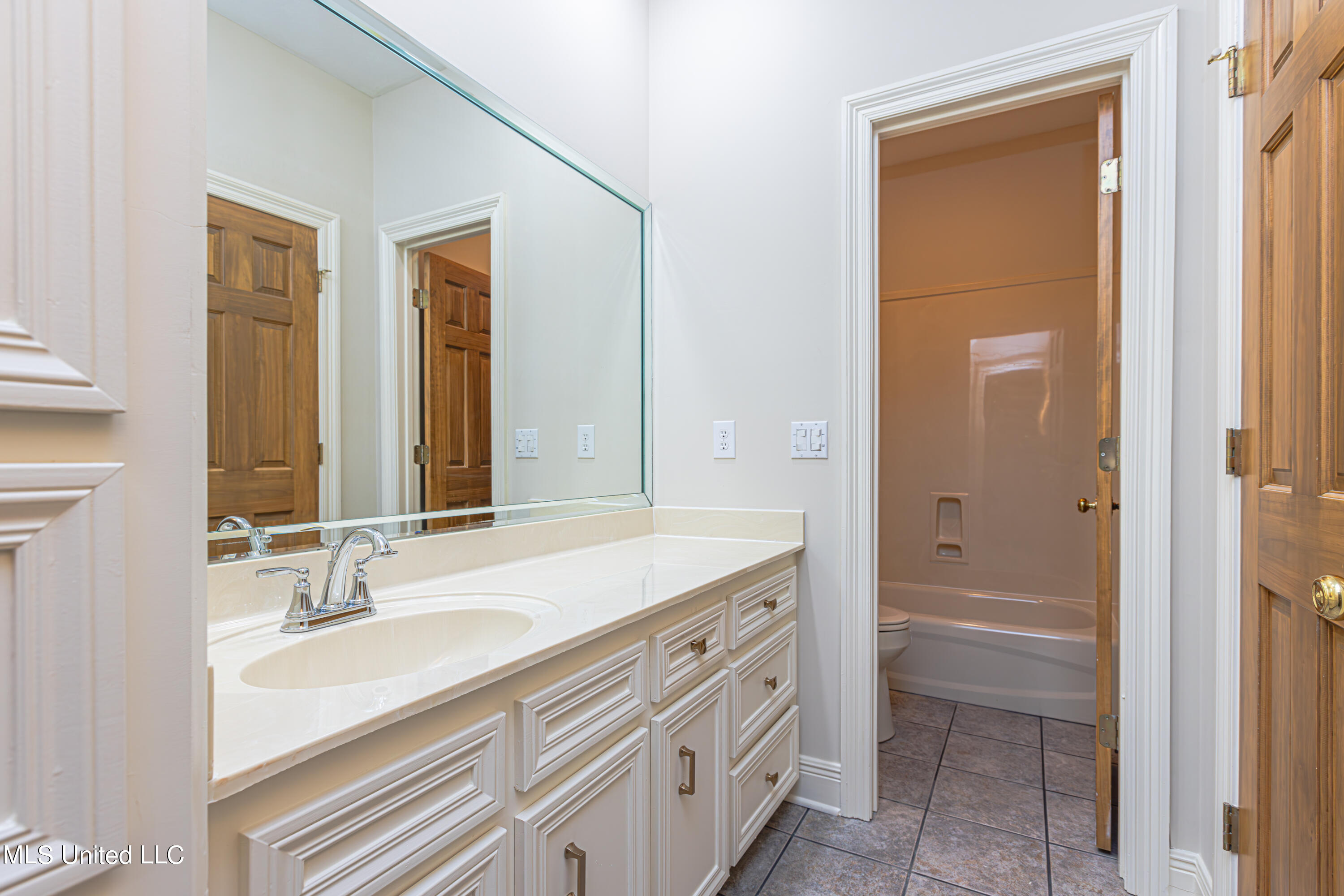 Raymond, Mississippi 39154, United States, 4 Bedrooms Bedrooms, ,4 BathroomsBathrooms,Residential,Pending,58562