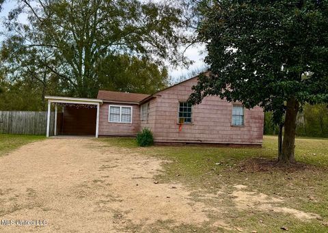 Homes For Sale - 201 Rogers Circle<br/> Brookhaven, MS 39601