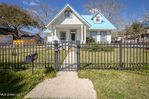 Homes For Sale - 1209 Calhoun Street<br/> Ocean Springs, MS 39564