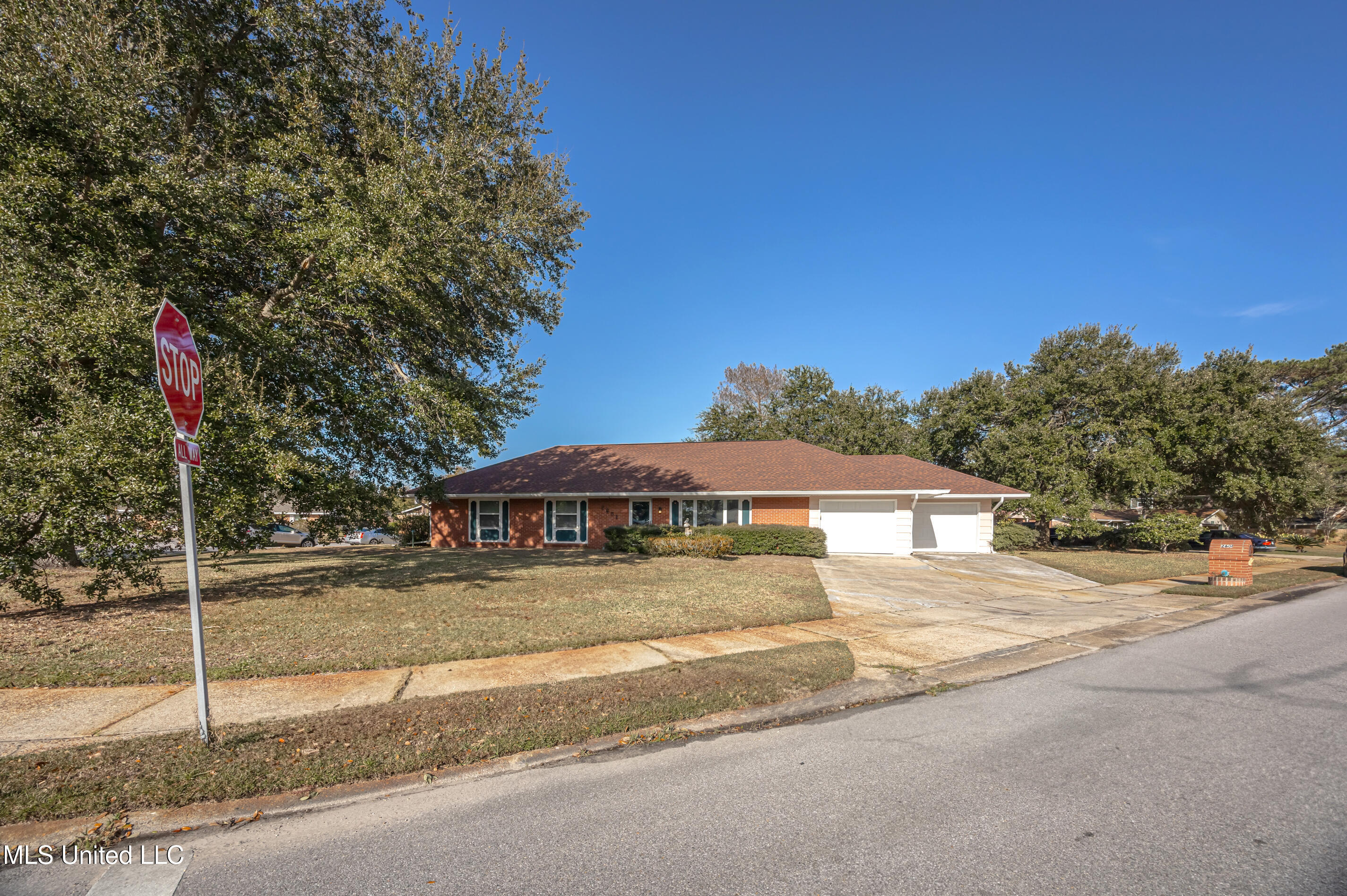 2601 Parkwood Place, Ocean Springs, Mississippi image 2