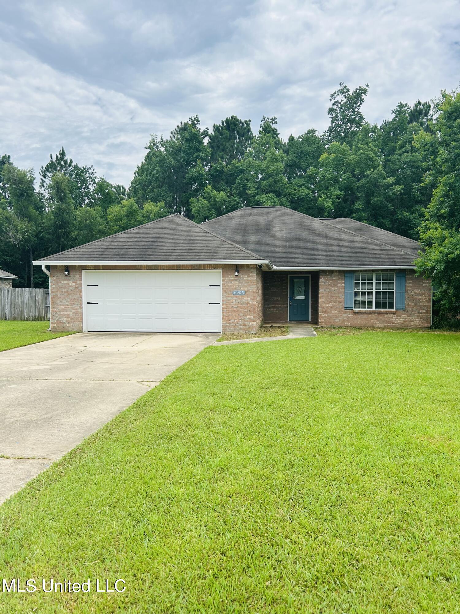 6905 Pinehurst Drive, Ocean Springs, Mississippi image 1